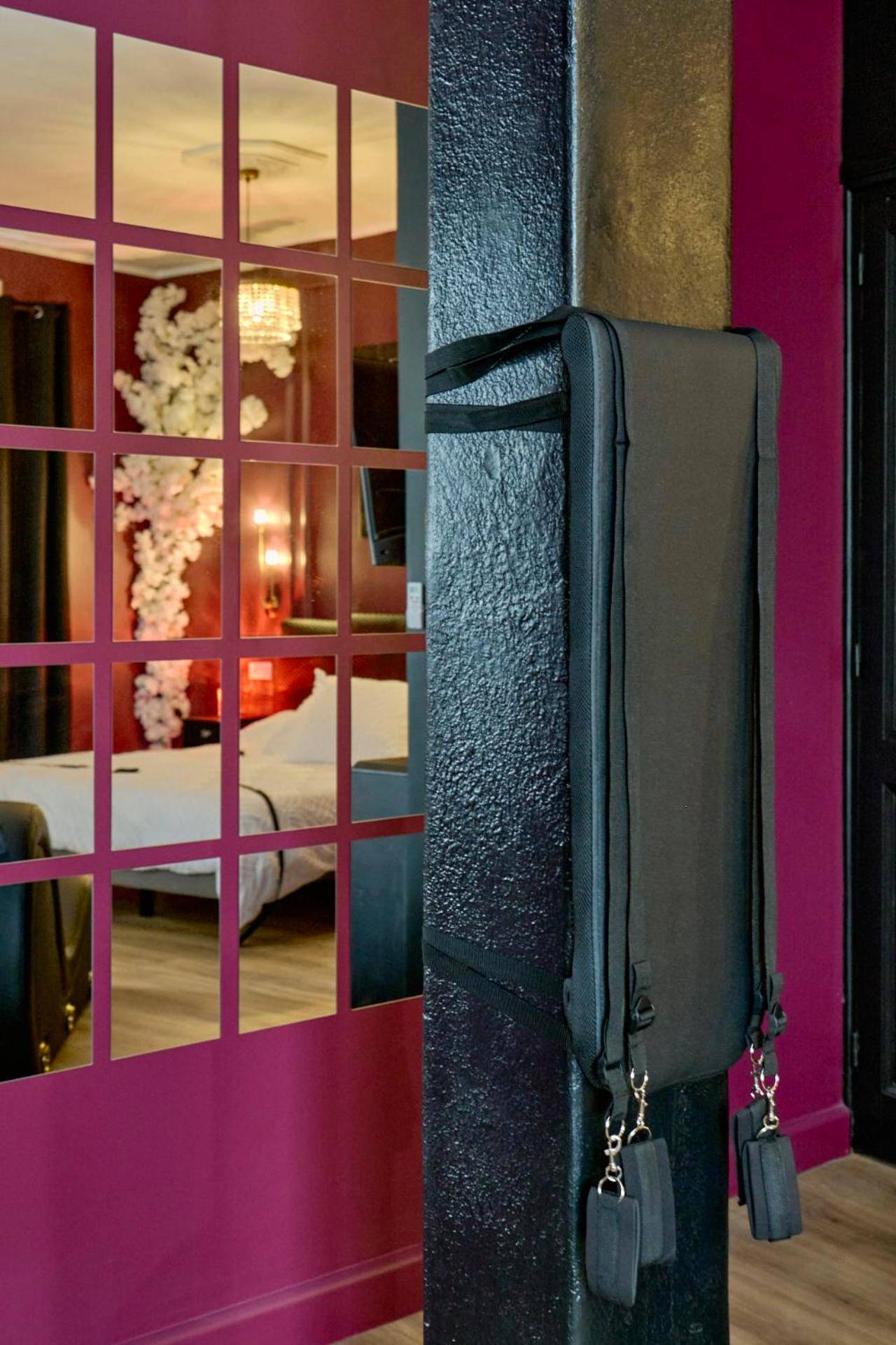 Accessoire de bondage fixé sur pilier noir - Suite romantique avec Balneo et jeux coquins