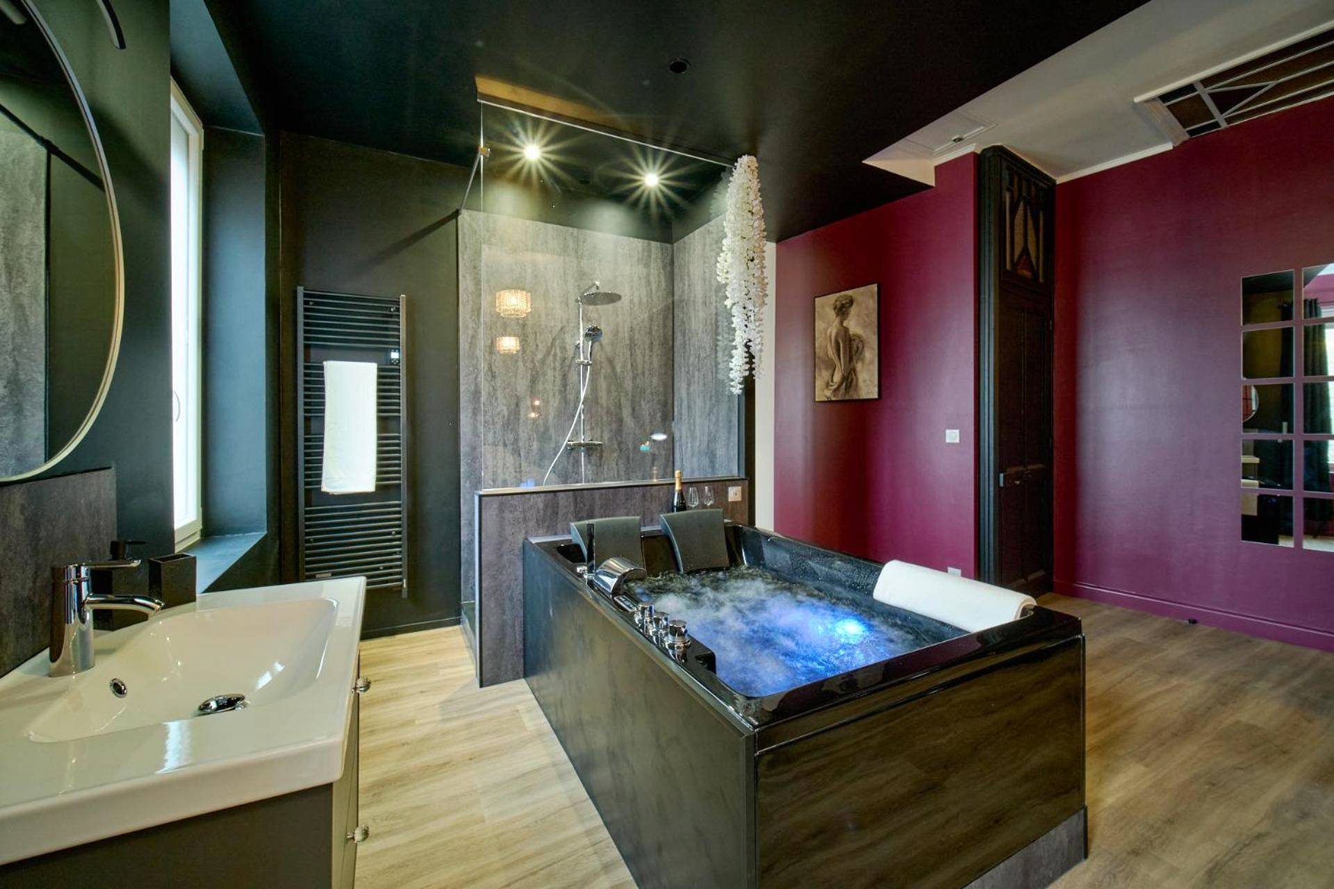 Photo du logement - Suite romantique avec Balneo et jeux coquins - Roanne