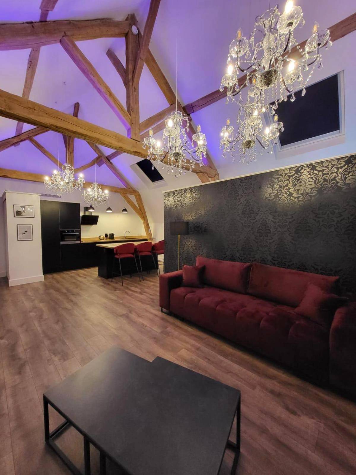 Séjour sous charpente avec lustres à cristaux - La suite Baroque jacuzzi au cœur du château de Boissettes