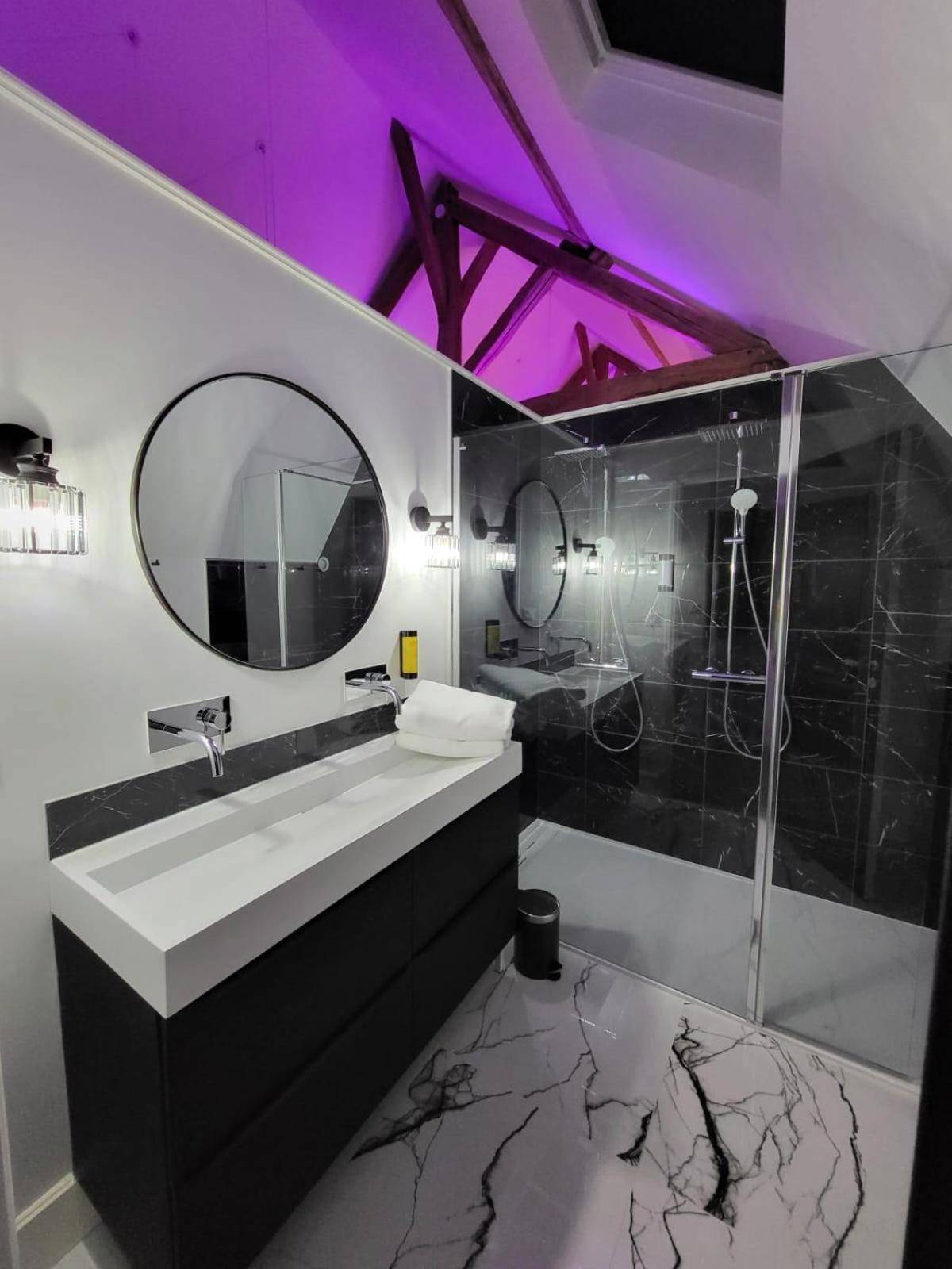 Salle d'eau moderne avec douche à l'italienne - La suite Baroque jacuzzi au cœur du château de Boissettes