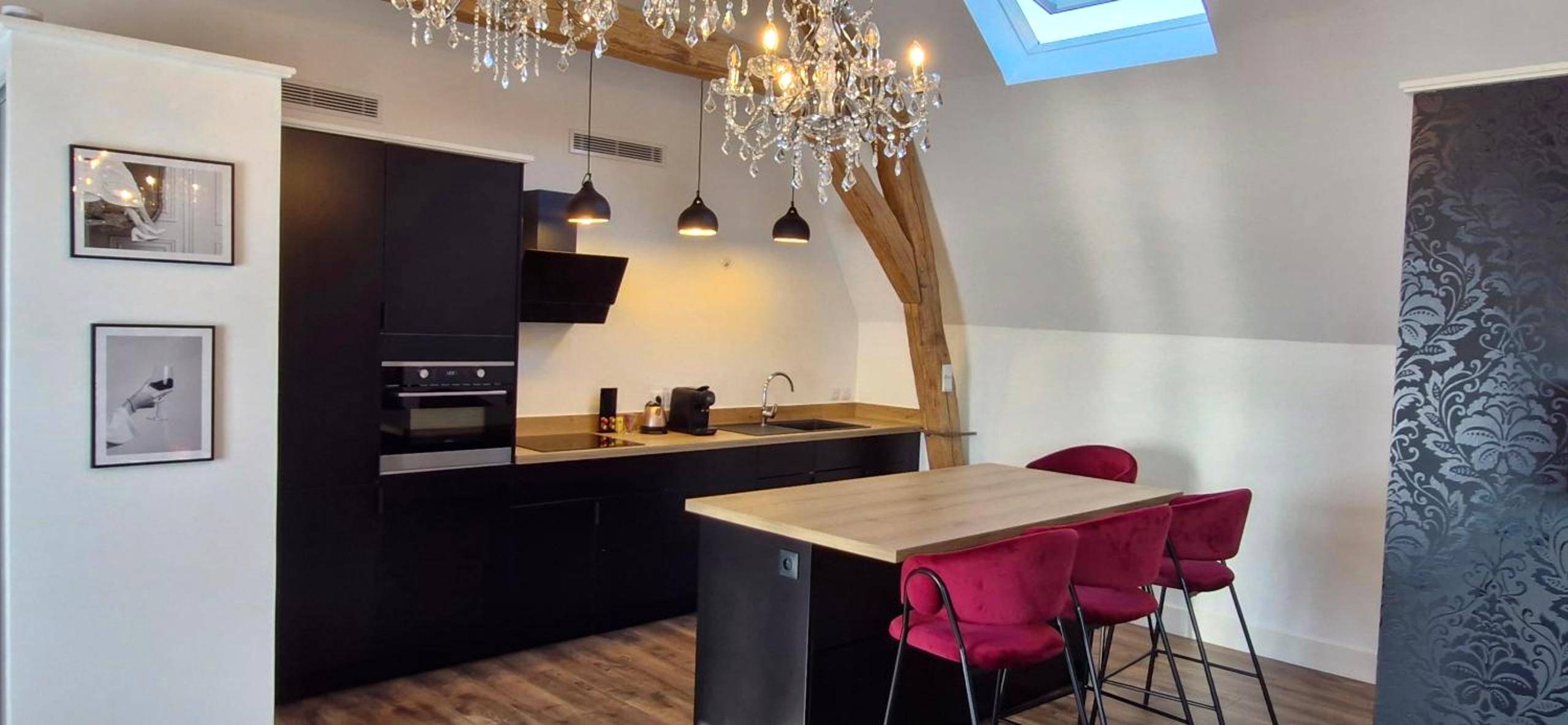 Cuisine équipée avec îlot central et chaises - La suite Baroque jacuzzi au cœur du château de Boissettes