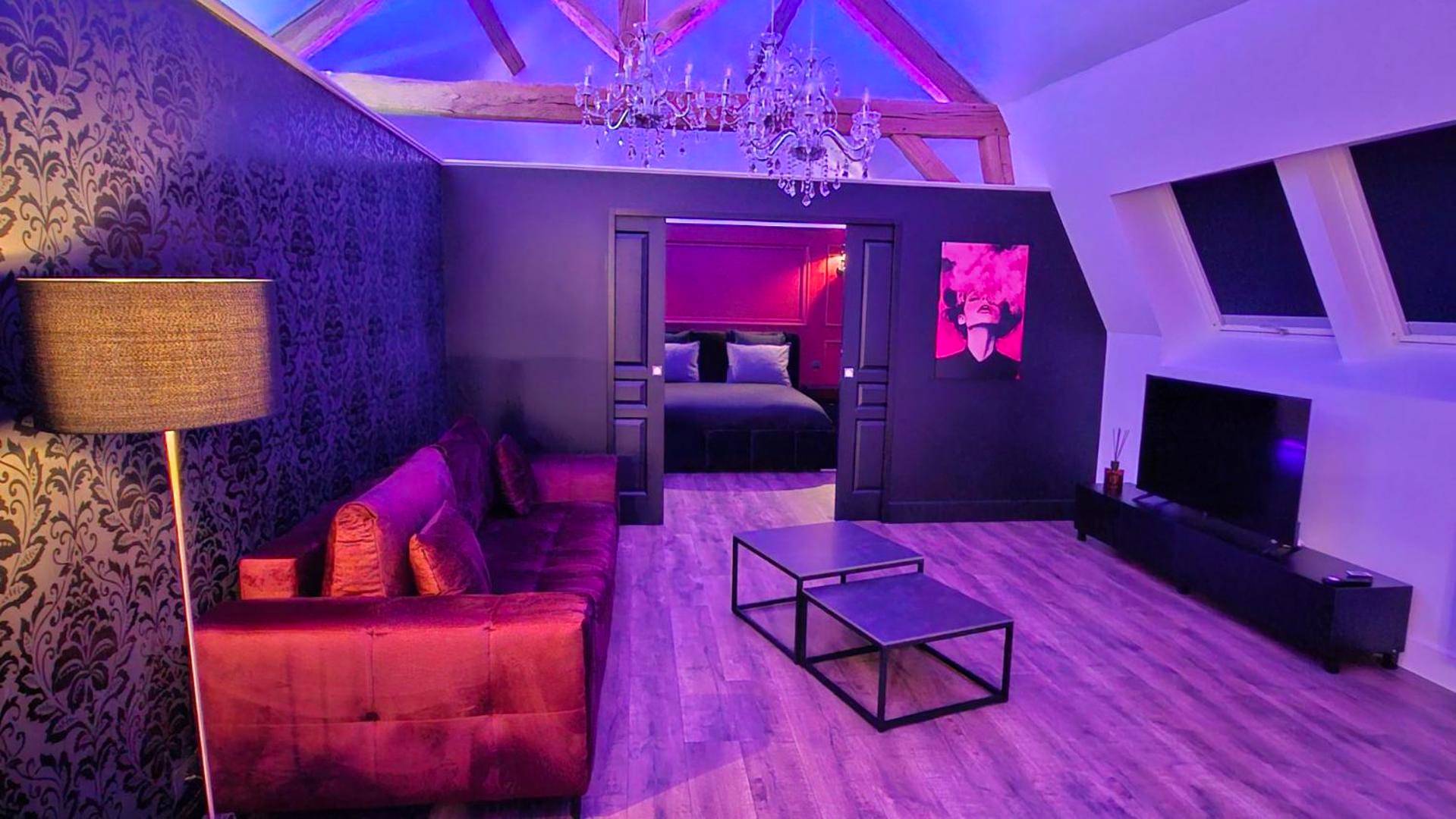Espace salon ouvert sur la chambre à coucher - La suite Baroque jacuzzi au cœur du château de Boissettes