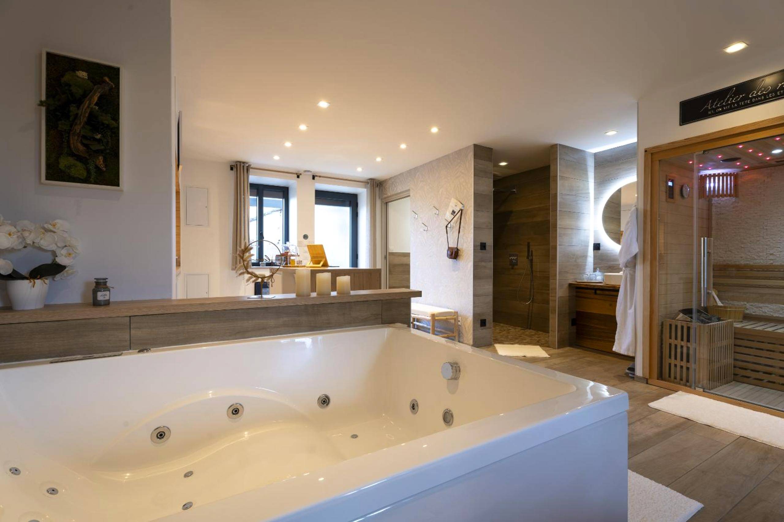 Baignoire balnéo et sauna vitré - La Suite Bien Être & Luxe au Domaine du Moulin