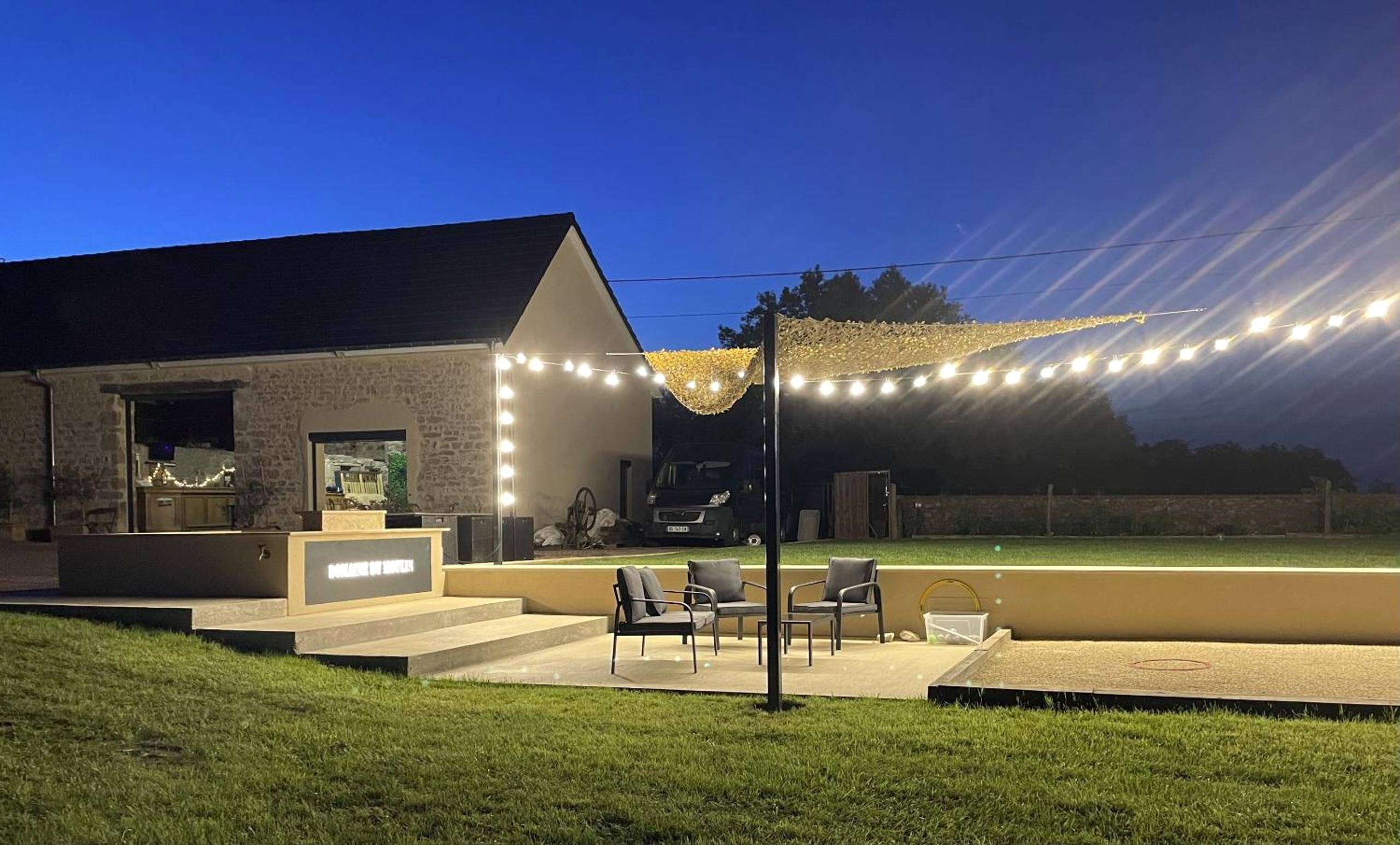 Terrasse illuminée avec salon de jardin - La Suite Bien Être & Luxe au Domaine du Moulin