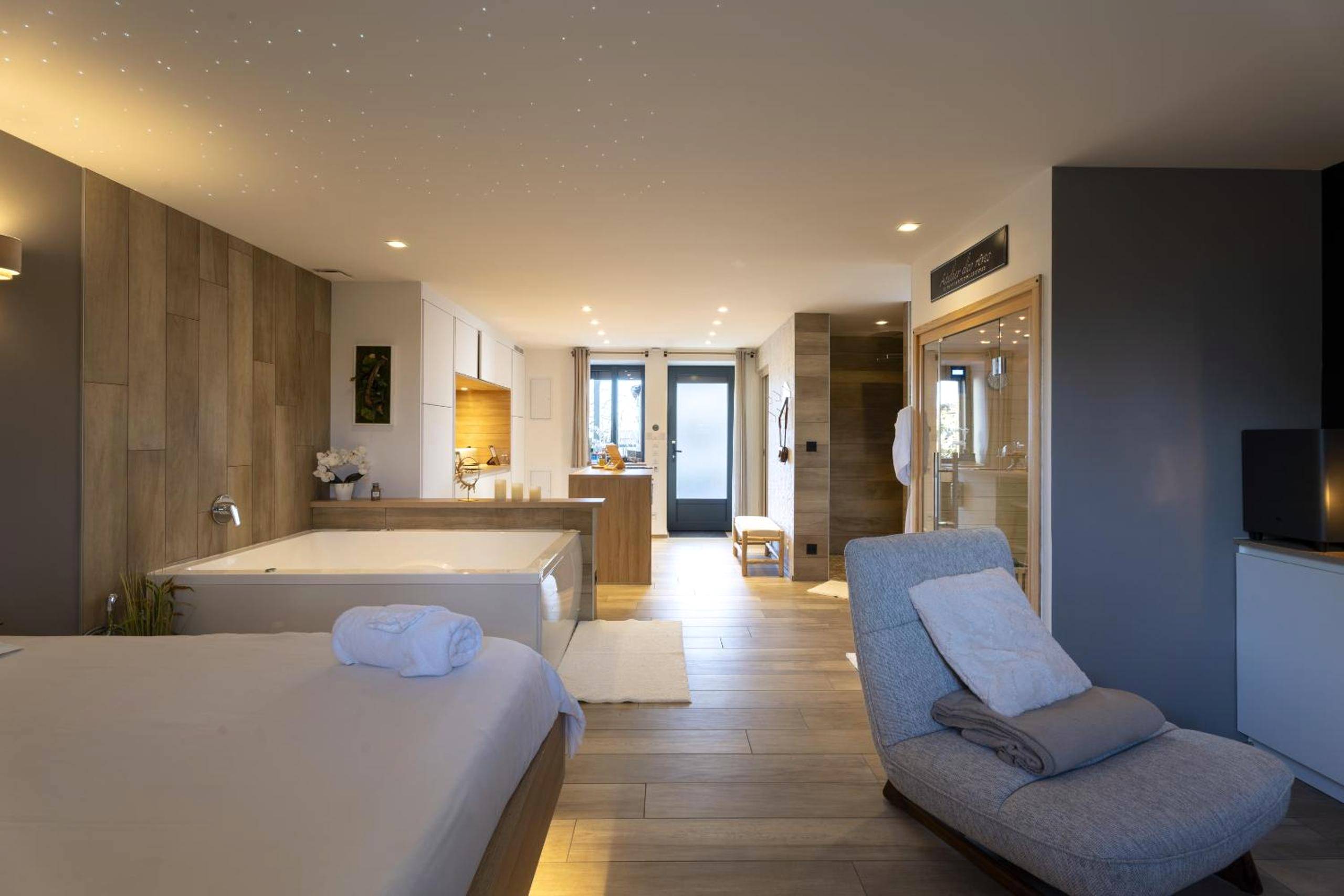 Vue d'ensemble de la suite avec spa et sauna - La Suite Bien Être & Luxe au Domaine du Moulin
