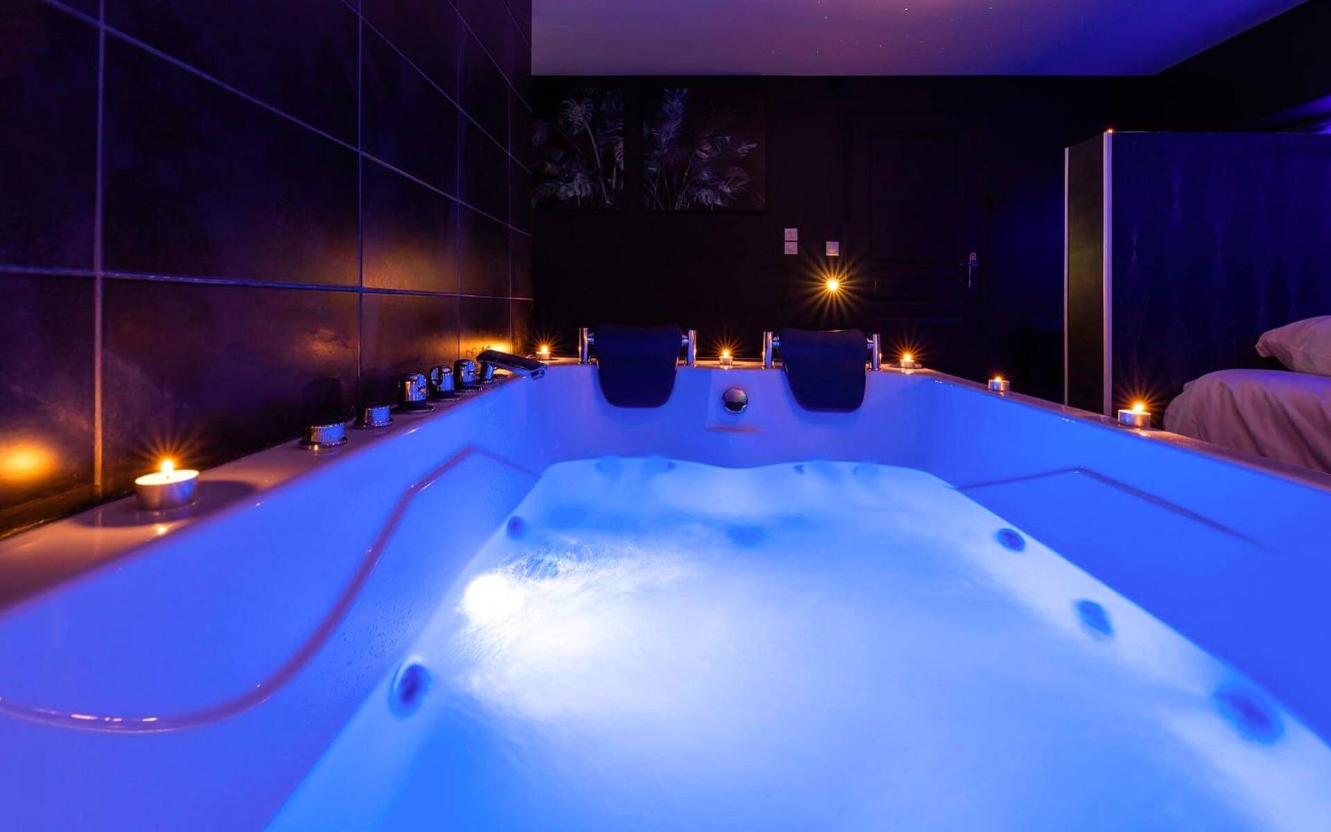 Jacuzzi privatif avec jets et ambiance tamisée - Suite Boréale 50m2 spa privatif.