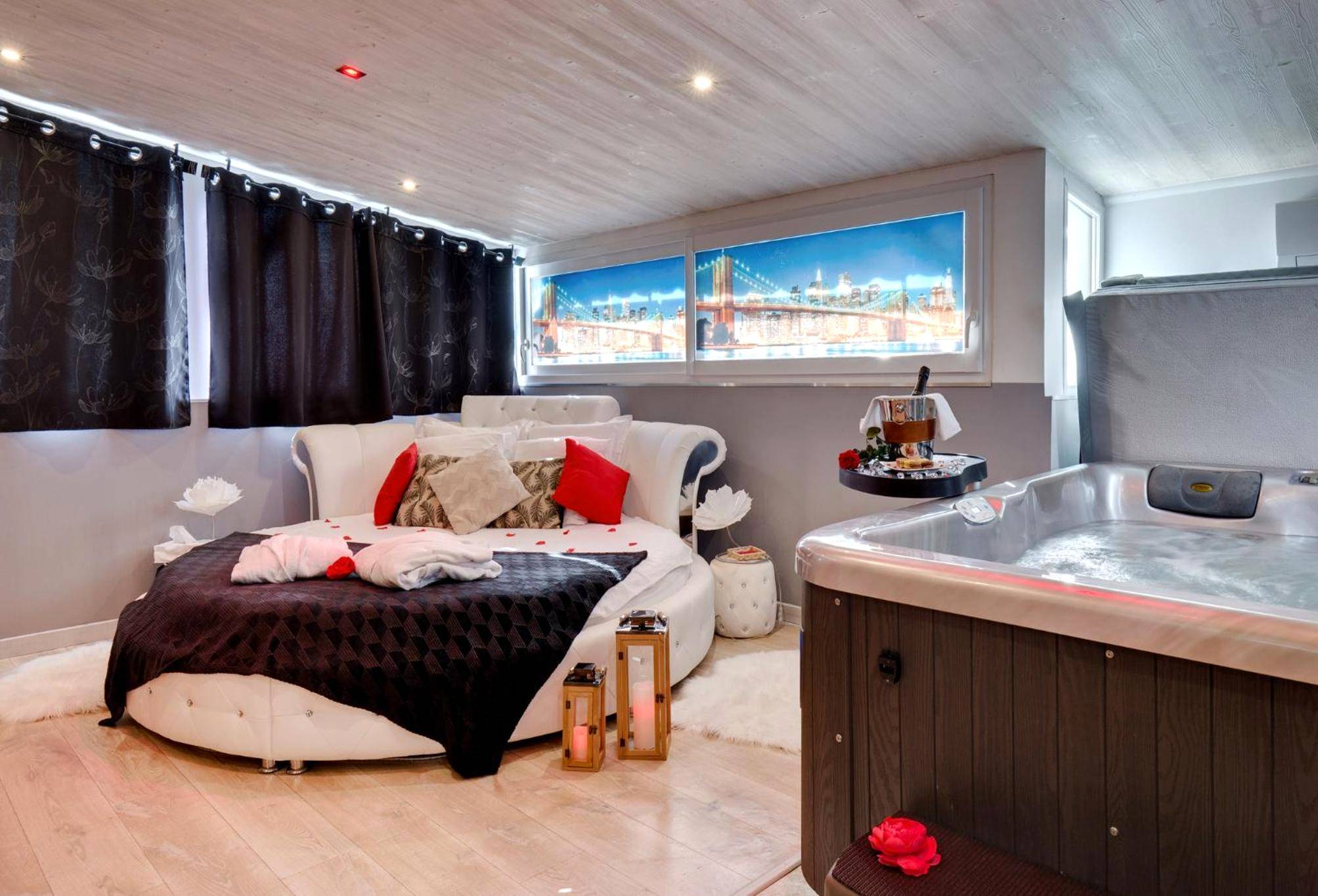 Lit rond capitonné et jacuzzi privatif - Love Room Vichy - SUITE BROOKLYN JACUZZI