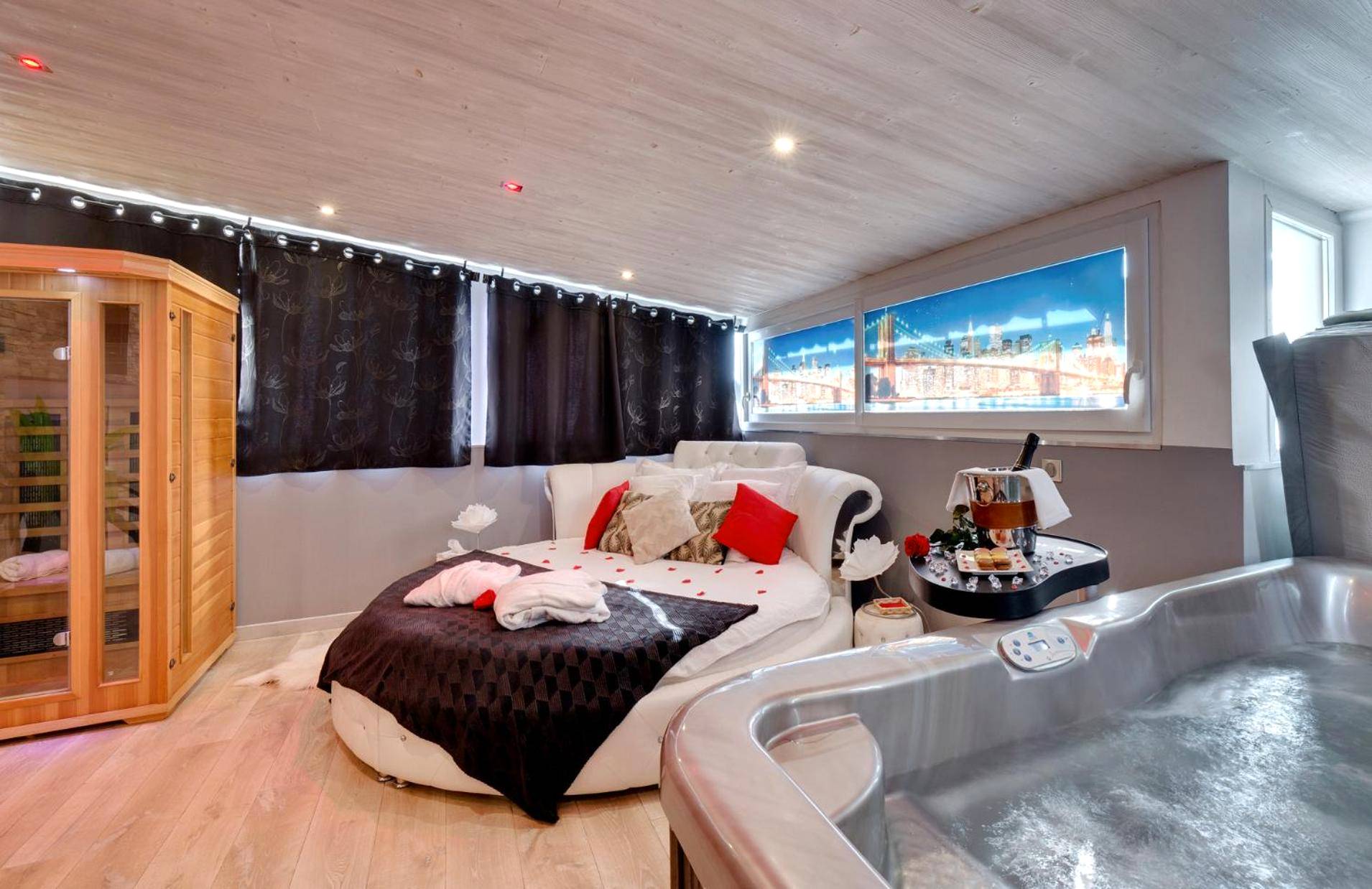 Espace détente avec sauna, lit rond et jacuzzi - SUITE BROOKLYN JACUZZI