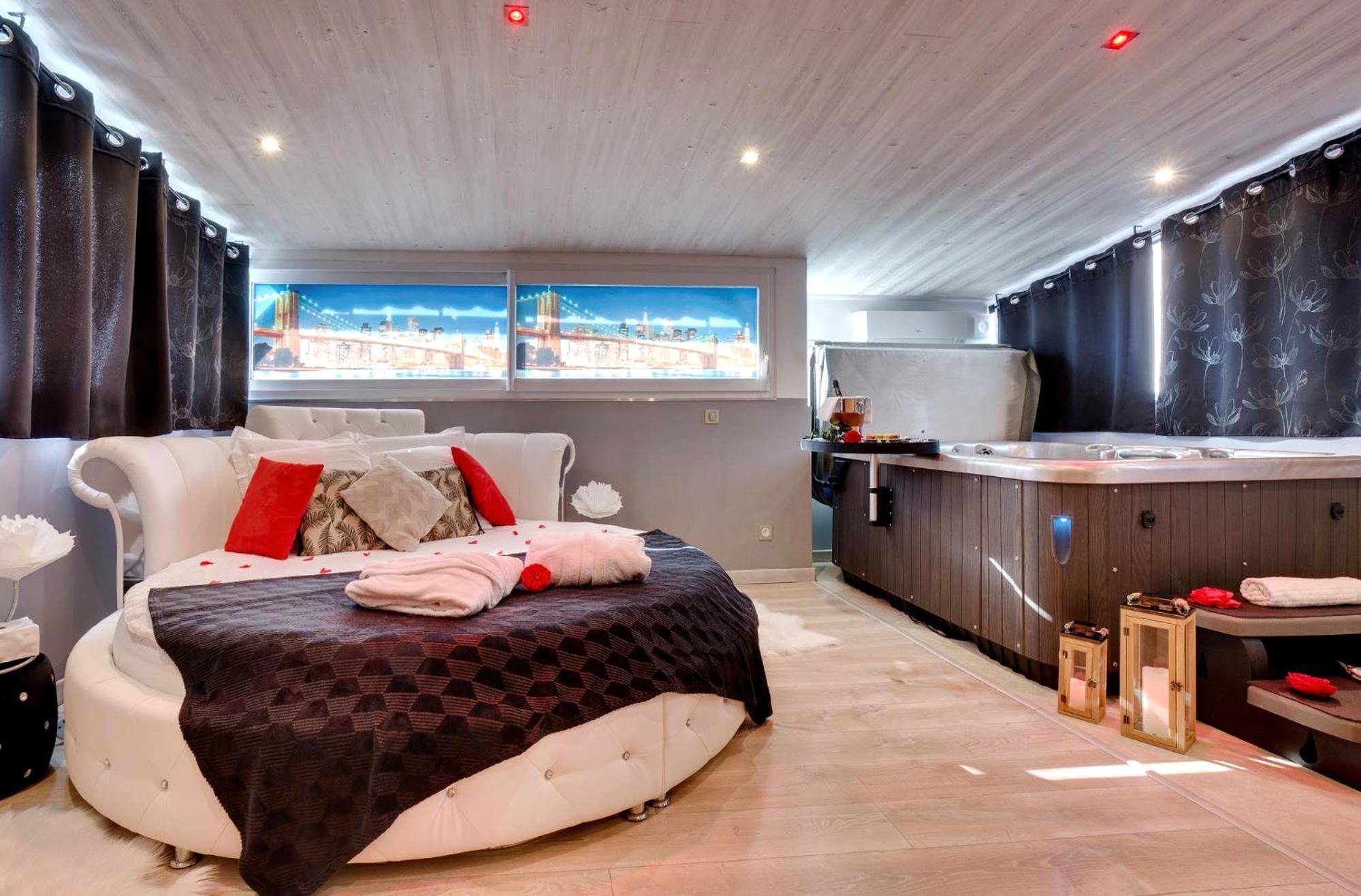 Jacuzzi avec plateau de courtoisie et lit rond - SUITE BROOKLYN JACUZZI