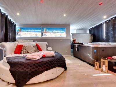 Jacuzzi avec plateau de courtoisie et lit rond - SUITE BROOKLYN JACUZZI