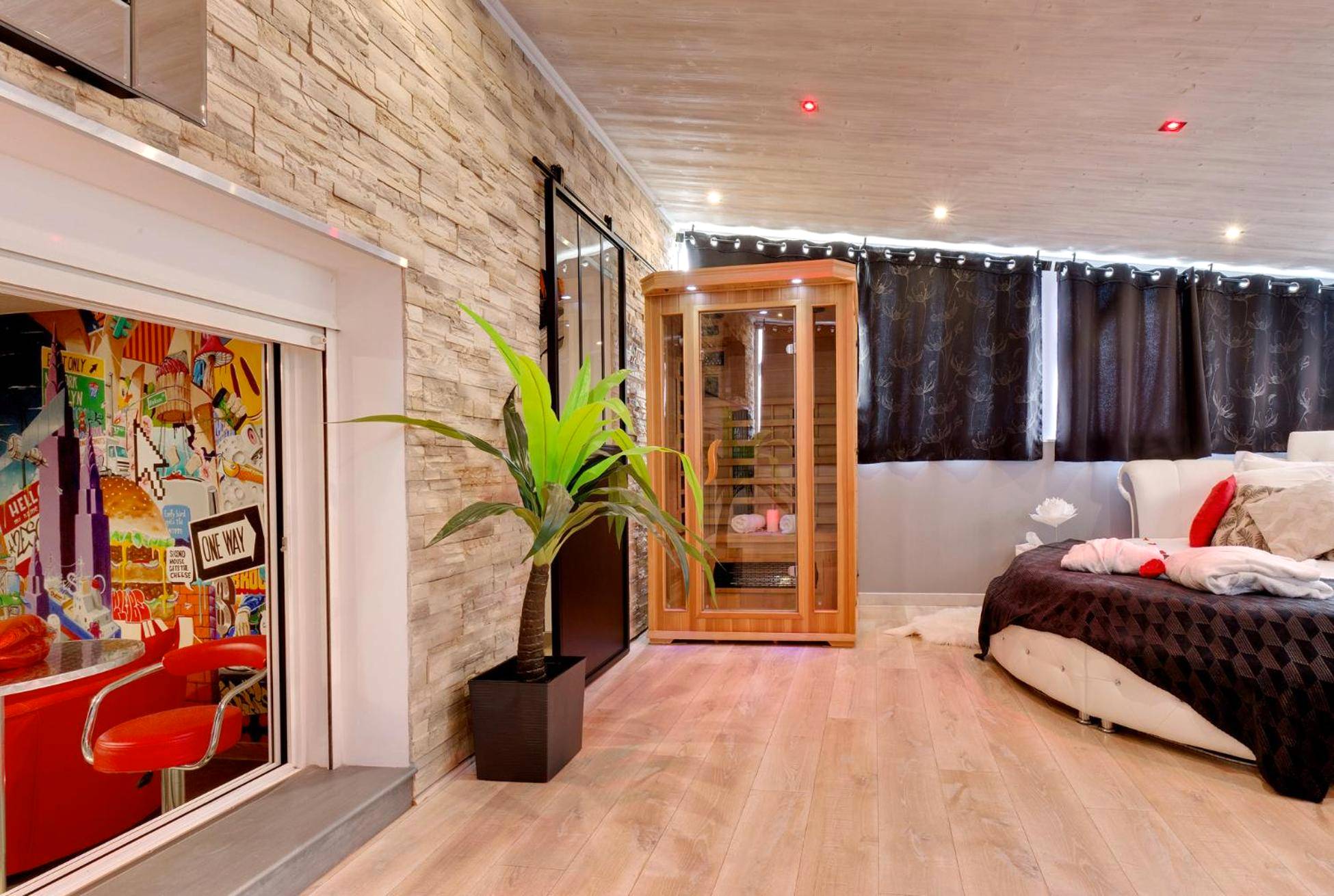 Sauna en bois et mur en parement de pierre - SUITE BROOKLYN JACUZZI