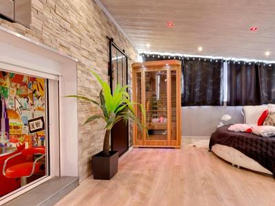 Sauna en bois et mur en parement de pierre - SUITE BROOKLYN JACUZZI