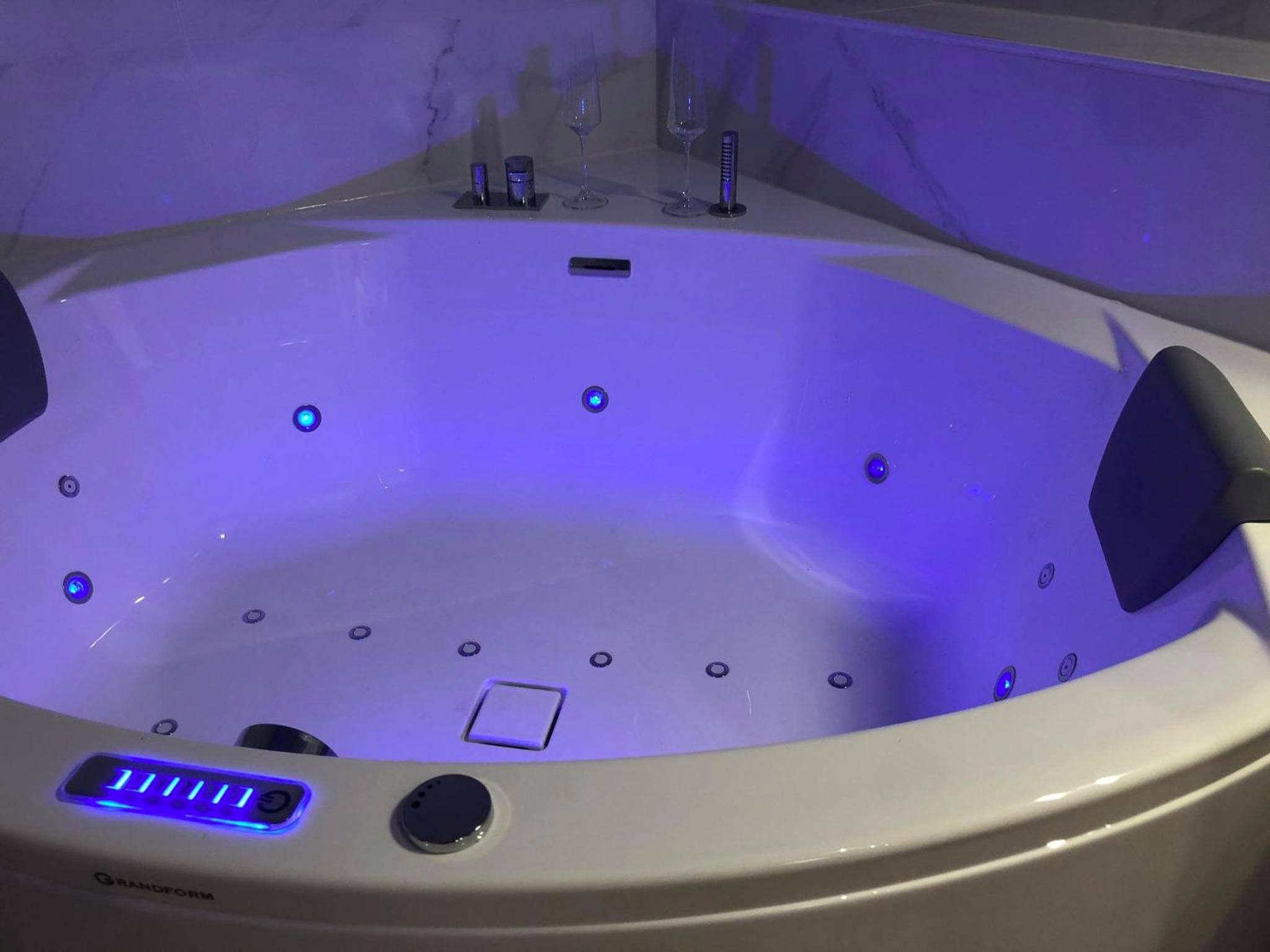 Photo du logement - Suite Bubbles Spa - Luxe - Centre Ville - calme - wifi - Troyes