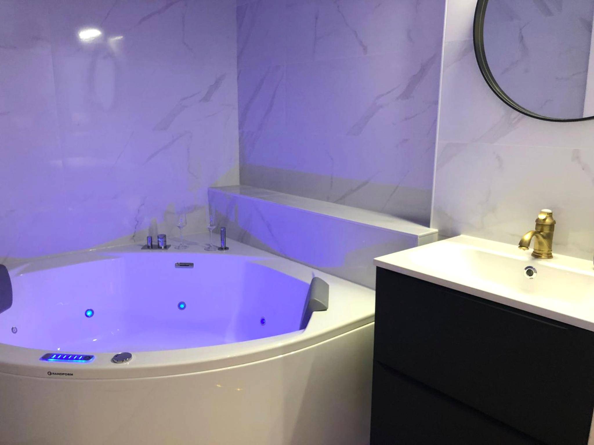 Photo du logement - Suite Bubbles Spa - Luxe - Centre Ville - calme - wifi