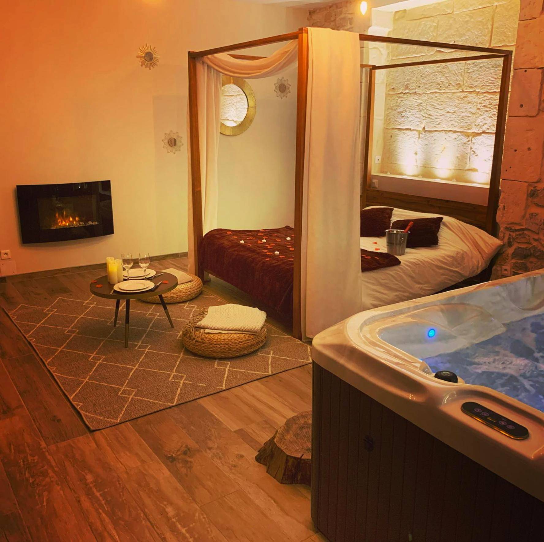 Lit à baldaquin et jacuzzi dans suite romantique - Love Room Milhaud - Suite de caractère avec Jacuzzi