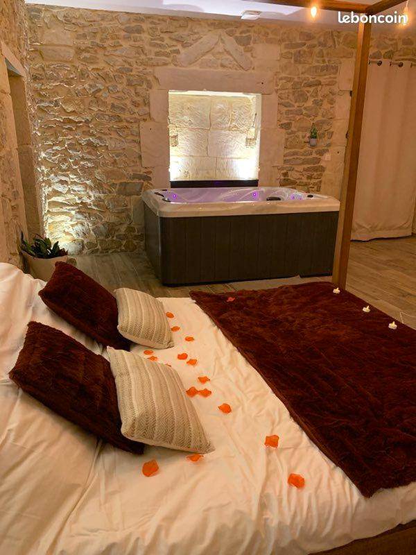 Jacuzzi privatif devant un mur en pierres - Suite de caractère avec Jacuzzi