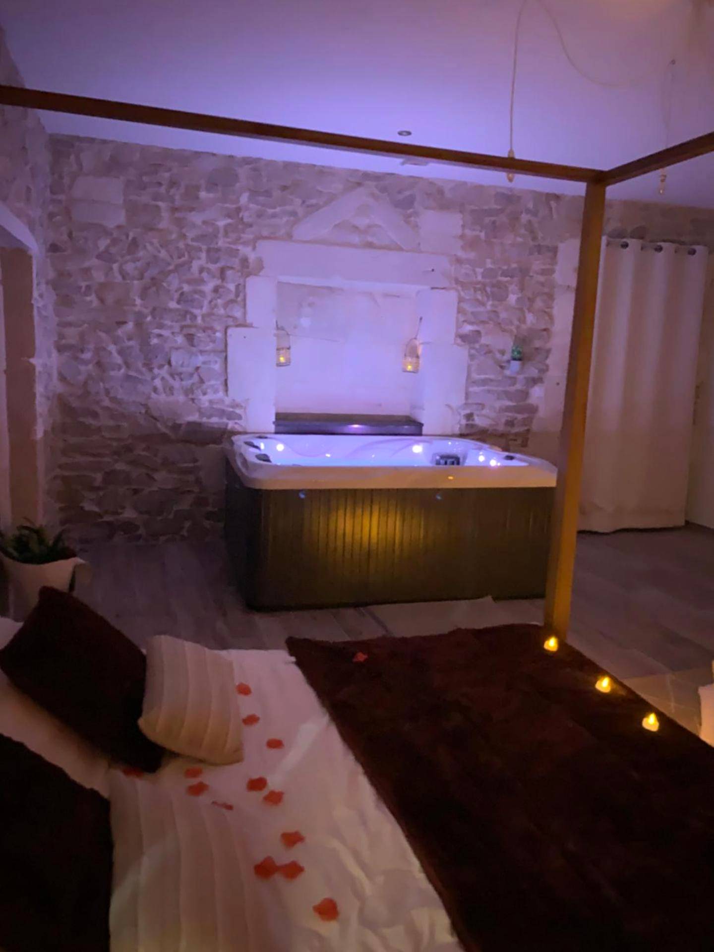 Jacuzzi éclairé avec ambiance tamisée violette - Suite de caractère avec Jacuzzi