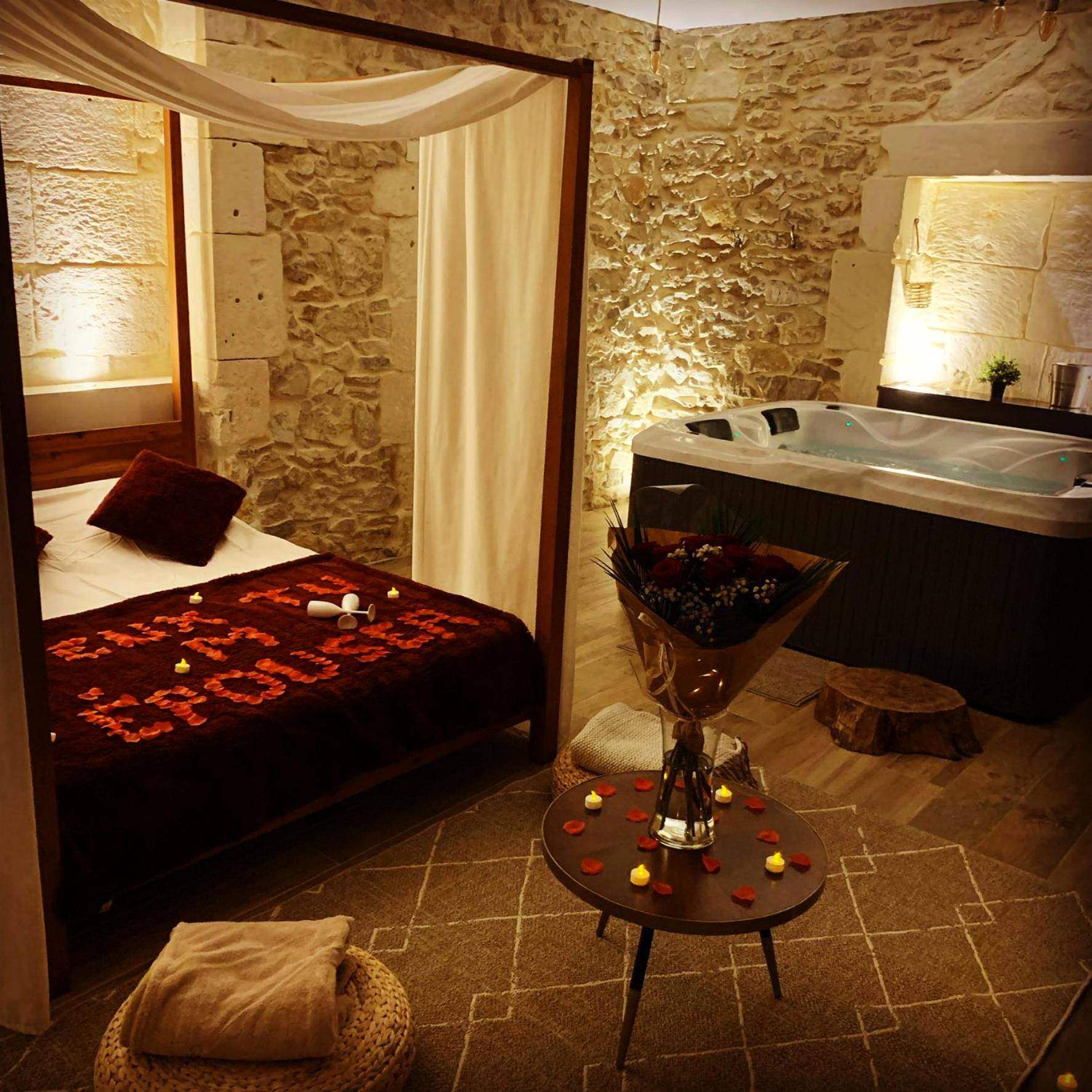 Bouquet de fleurs et lit décoré pour demande - Suite de caractère avec Jacuzzi