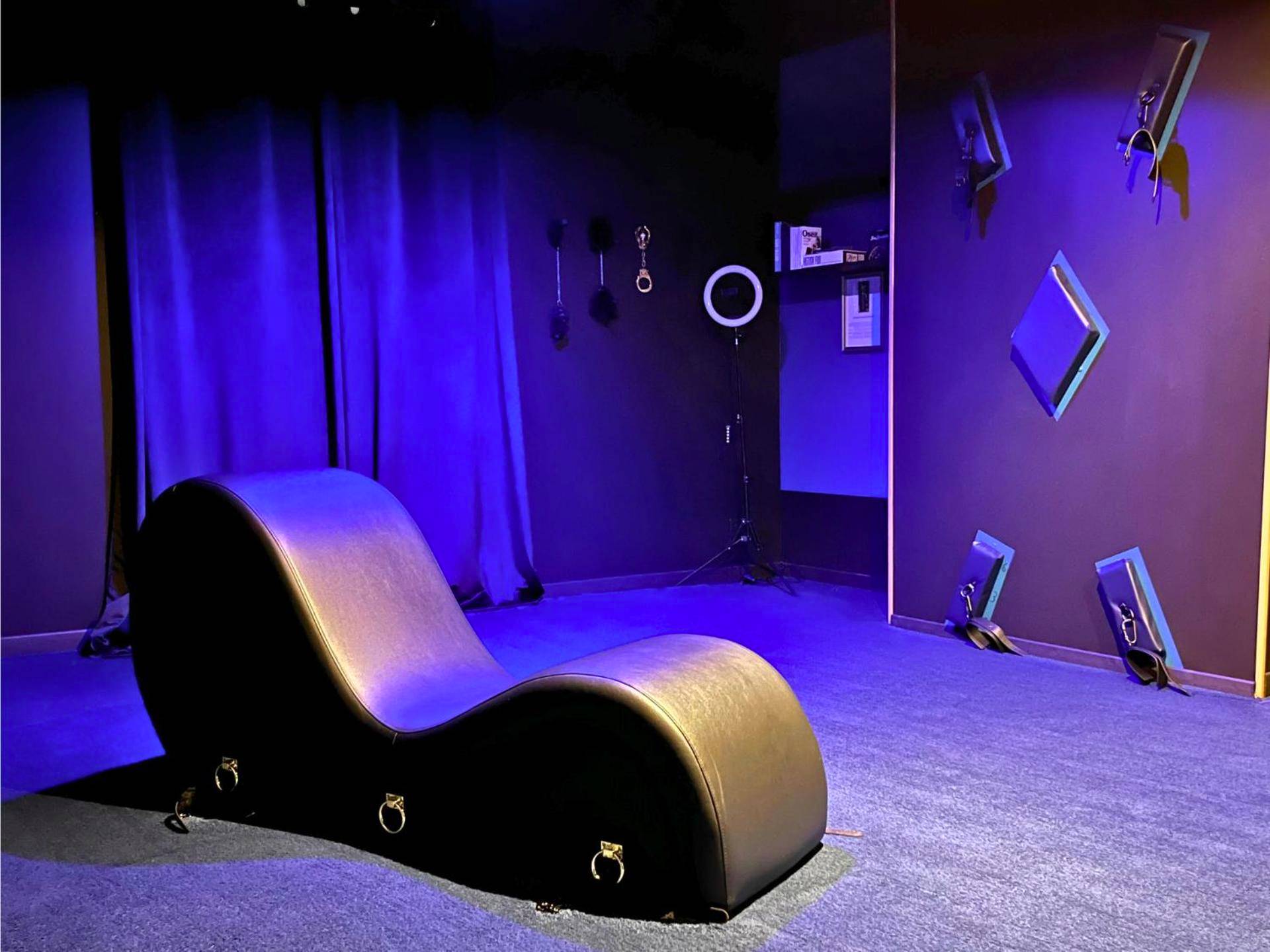 Fauteuil tantra et accessoires BDSM - Love Room Niort - Suite Casanova avec SPA & Escape Love Game - Doux Bleu Jeux