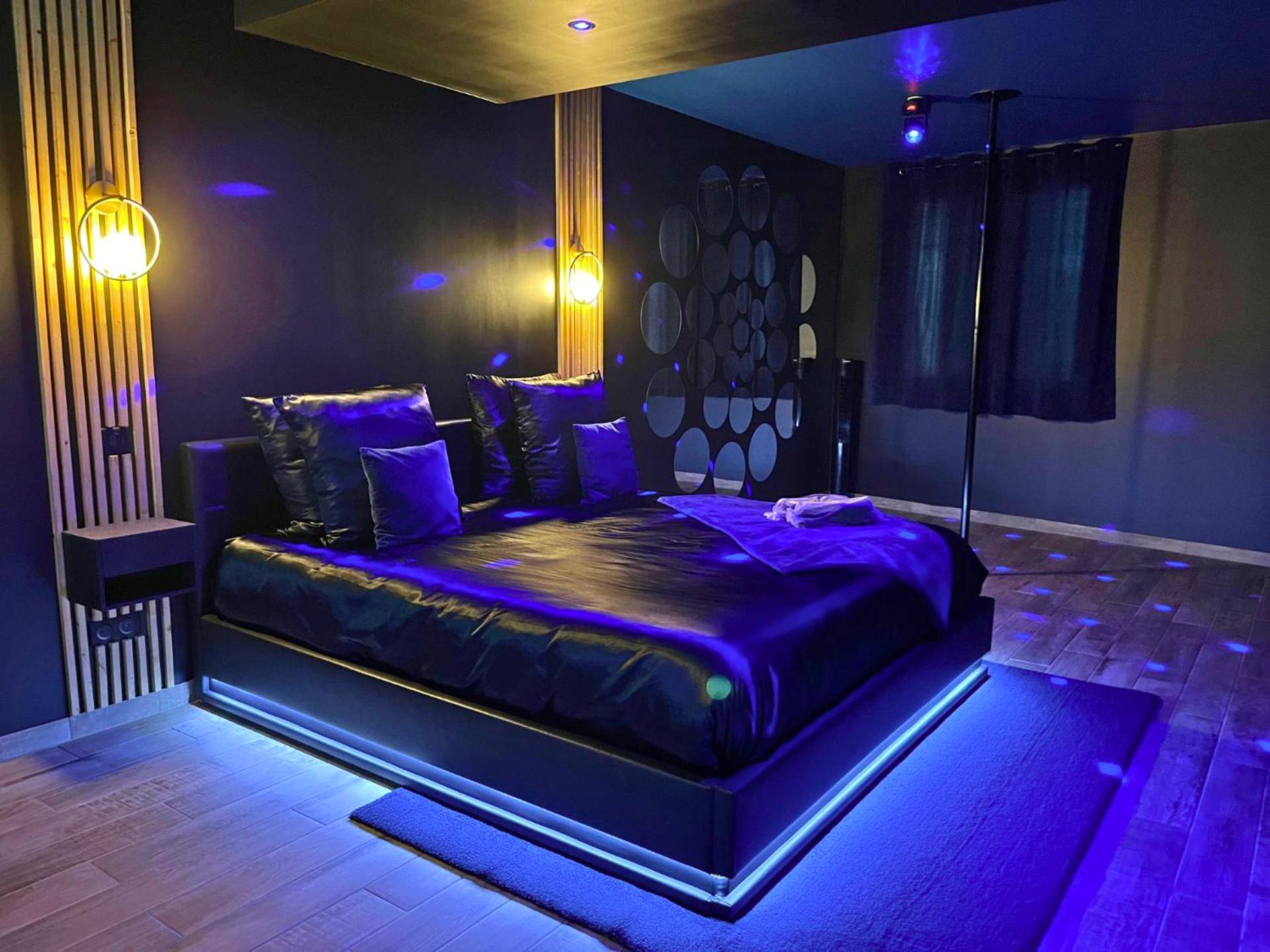 Lit king size avec éclairage LED bleu - Suite Casanova avec SPA & Escape Love Game - Doux Bleu Jeux