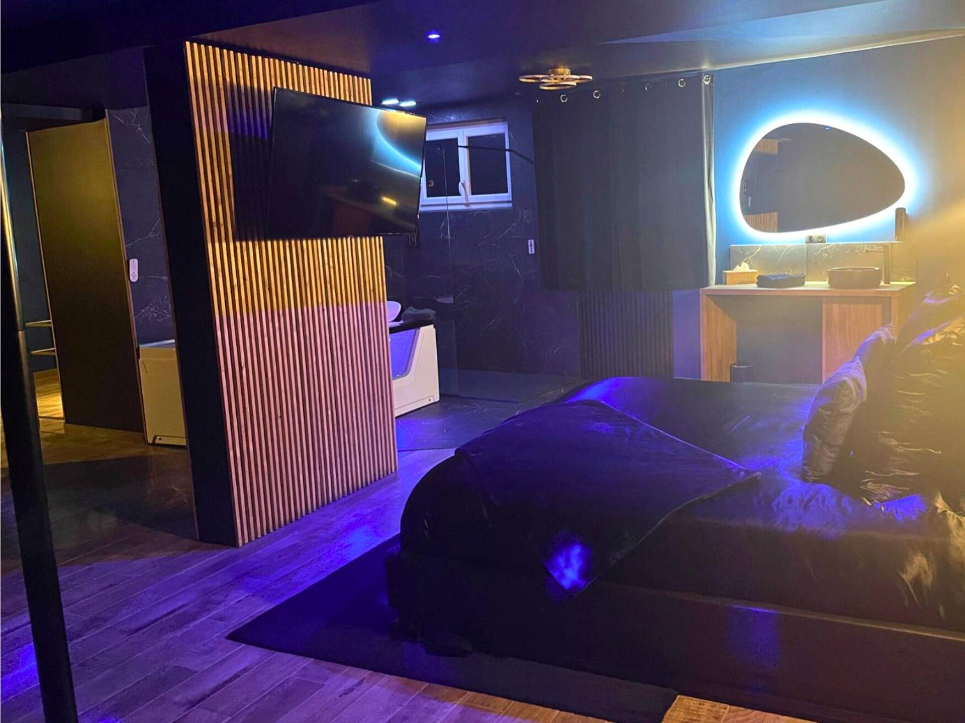 Vue d'ensemble de la suite avec miroir lumineux - Suite Casanova avec SPA & Escape Love Game - Doux Bleu Jeux