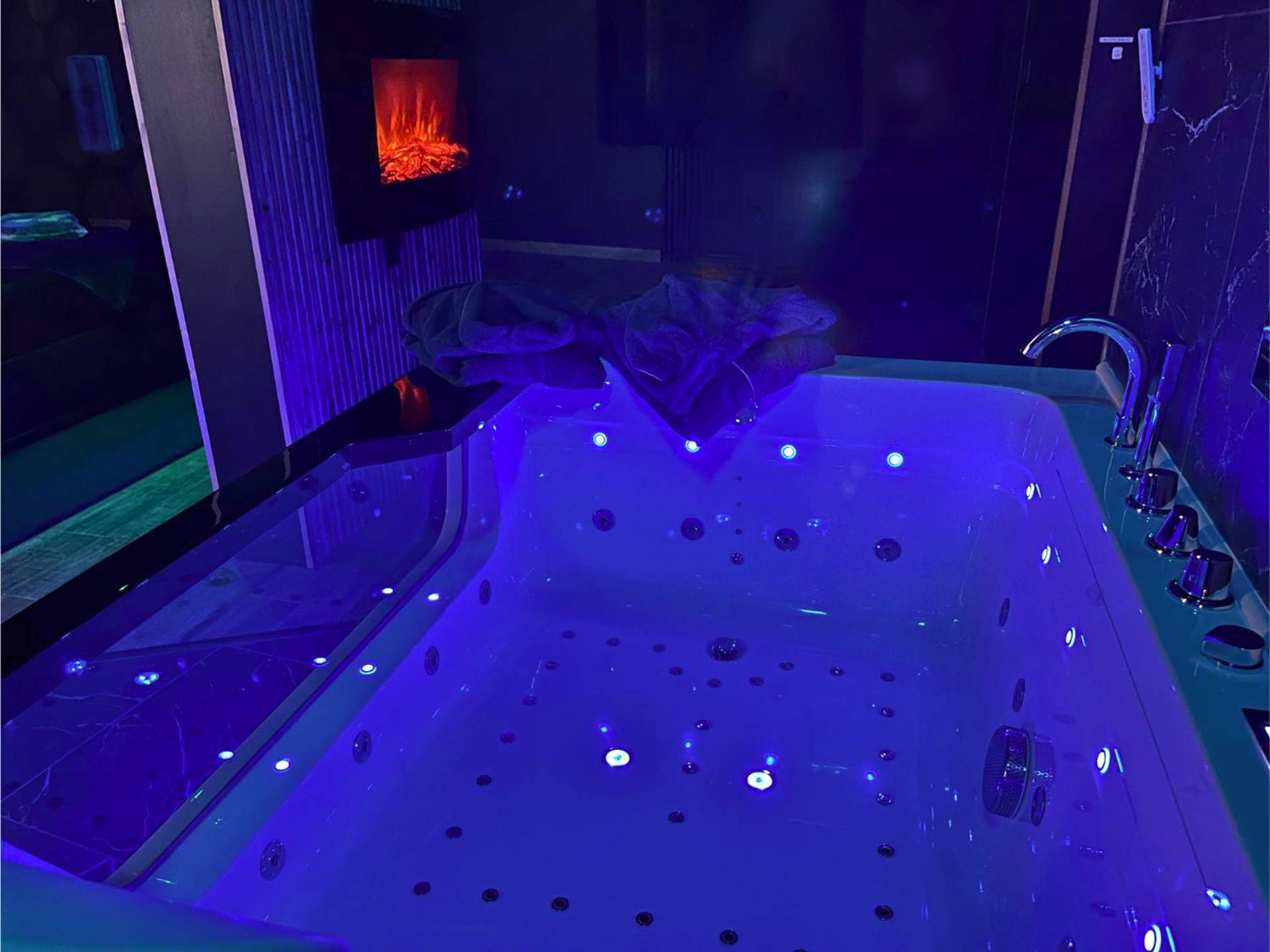 Baignoire balnéo avec jets et lumières bleues - Suite Casanova avec SPA & Escape Love Game - Doux Bleu Jeux