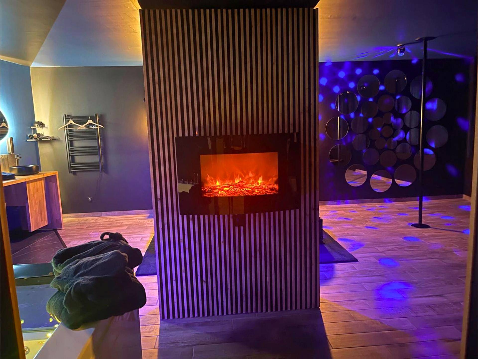 Cheminée électrique sur mur de tasseaux - Suite Casanova avec SPA & Escape Love Game - Doux Bleu Jeux