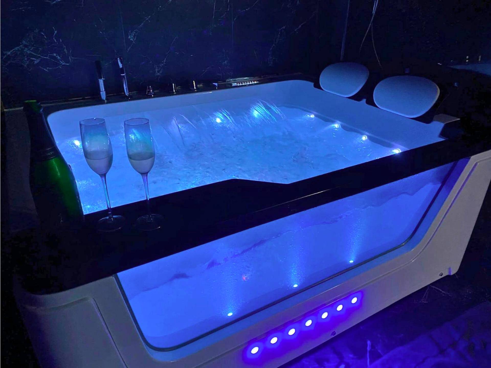 Photo du logement - Suite Casanova avec SPA & Escape Love Game - Doux Bleu Jeux - Niort