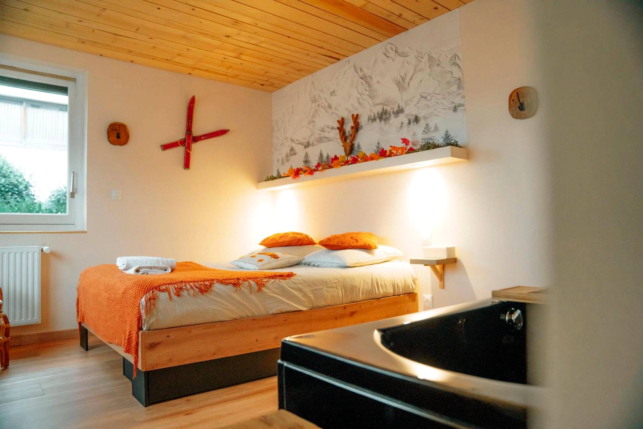 Lit double avec décoration montagne et ski - Love Room Saint - Chamond - Nid chaleureux Saint - Suite Chalet K - Hyper...