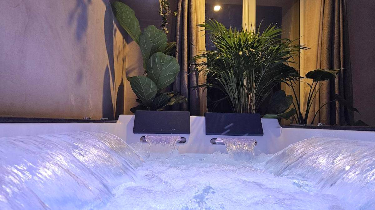 Jacuzzi privatif avec jets d'eau et plantes - Love Room Montgé - en - Goële - La Suite Chêne