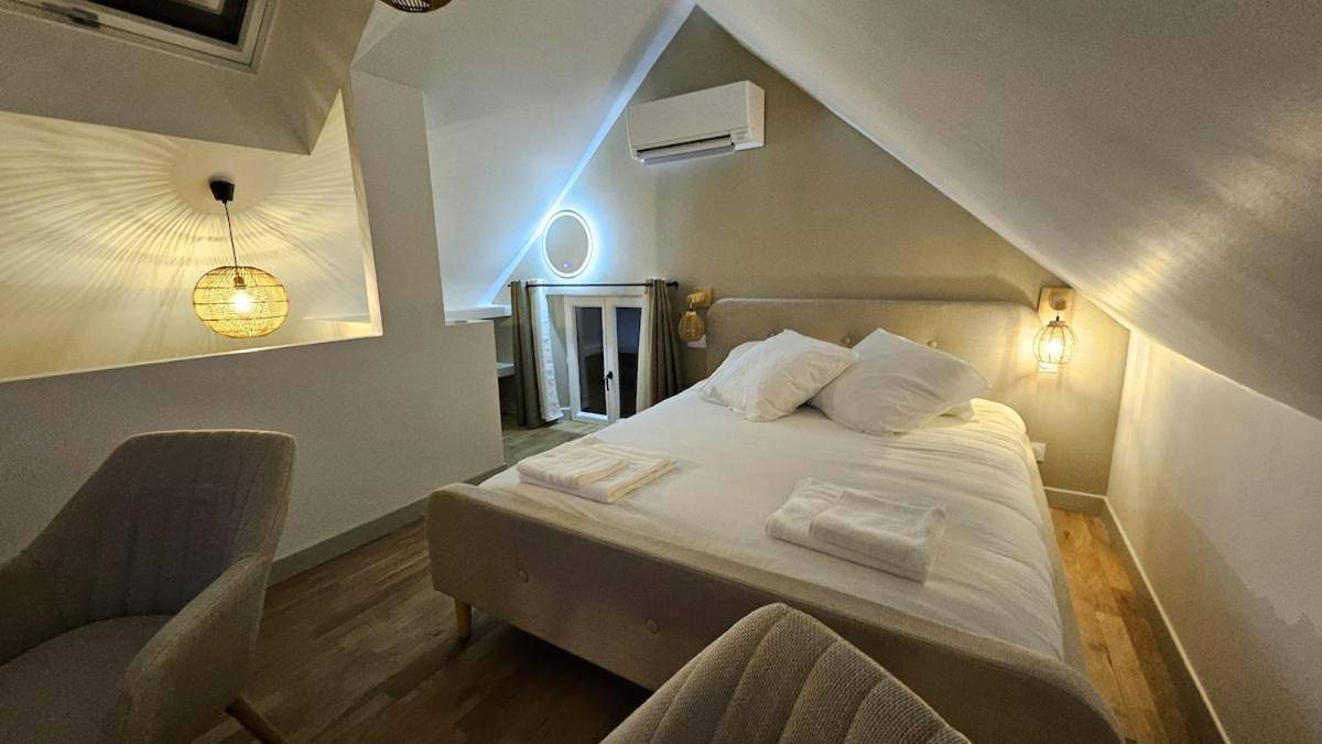 Chambre mansardée avec lit double et clim - La Suite Chêne