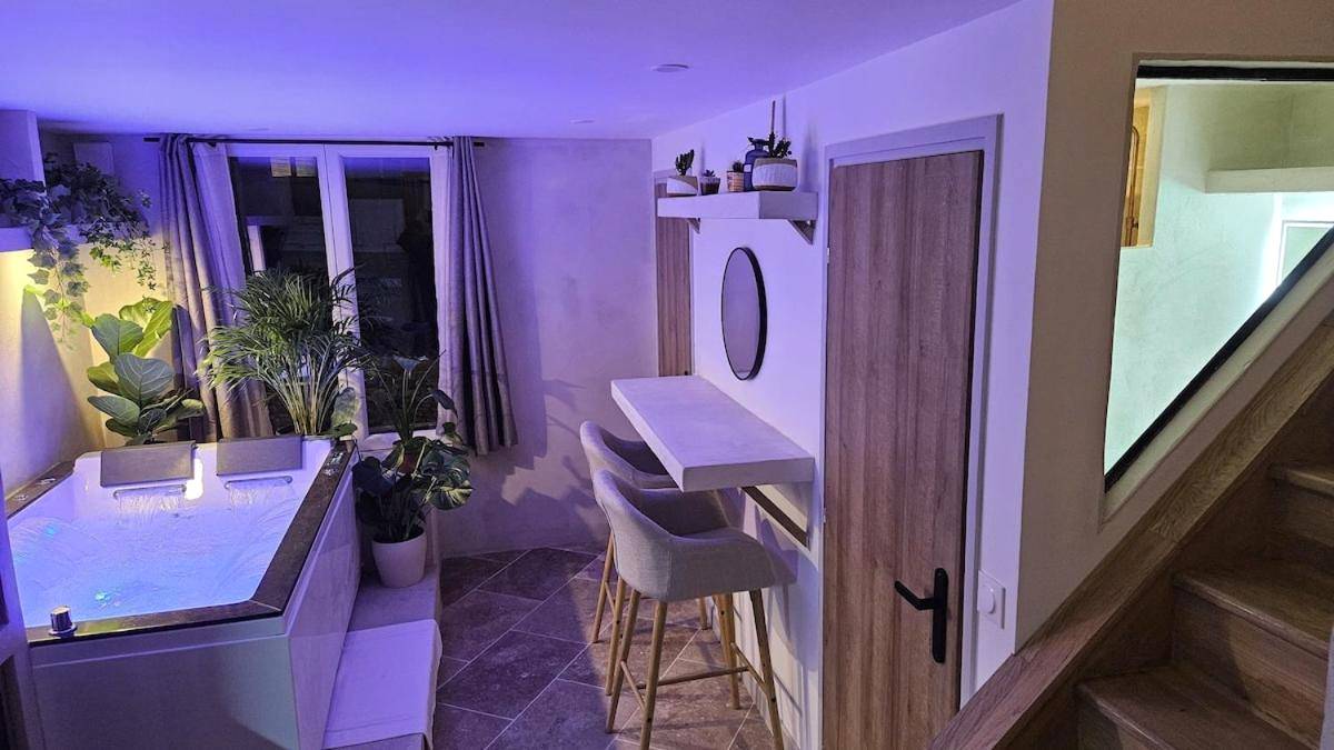 Espace détente avec jacuzzi et mange - debout - La Suite Chêne