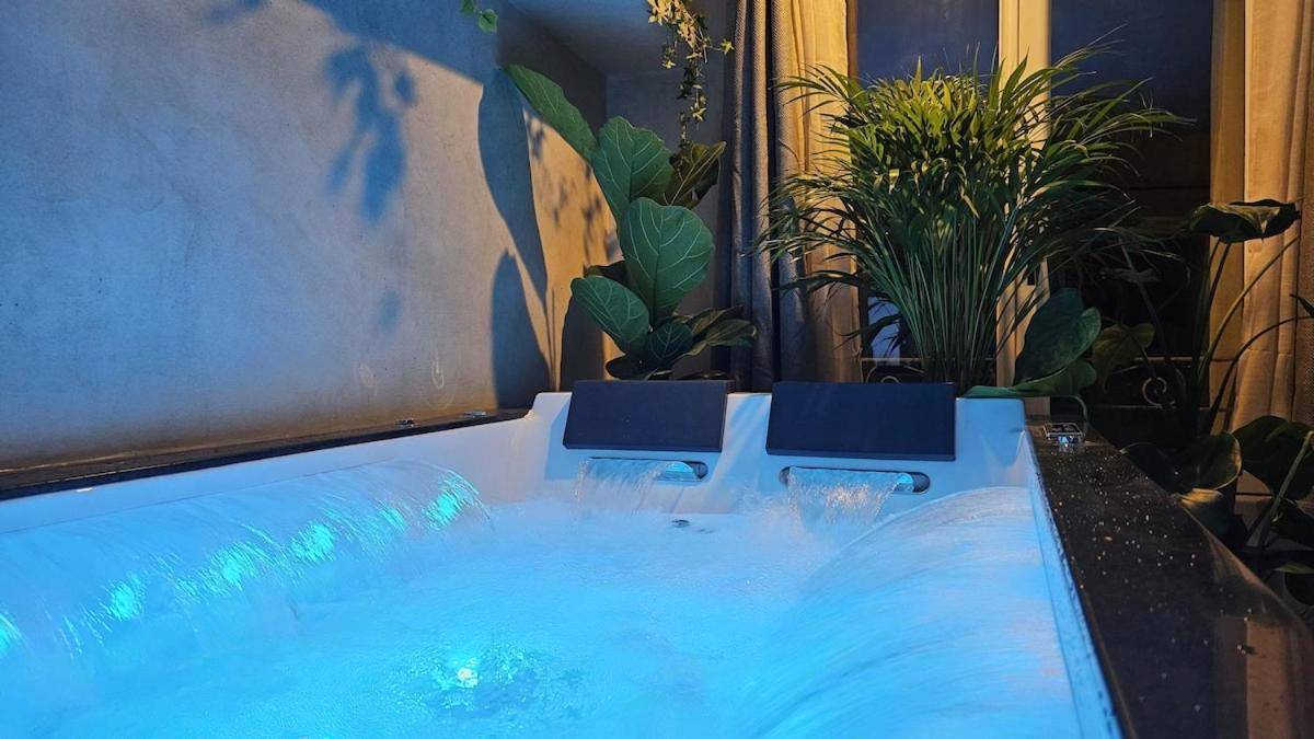 Baignoire balnéo éclairée avec cascades d'eau - La Suite Chêne