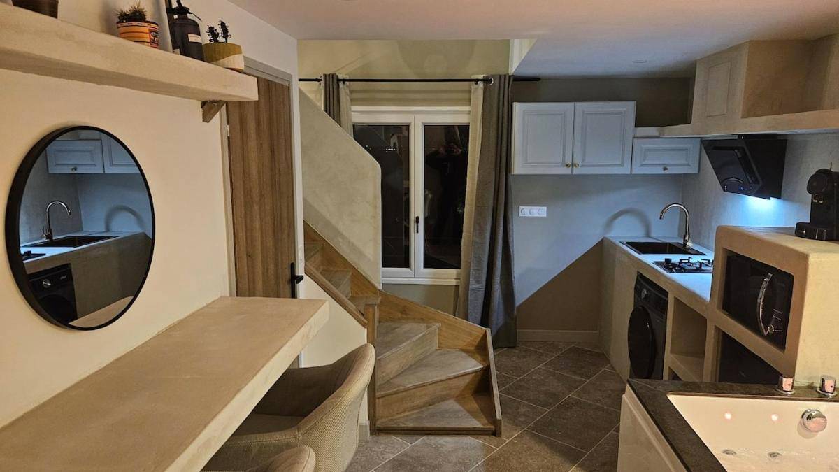 Cuisine équipée et escalier en bois - La Suite Chêne