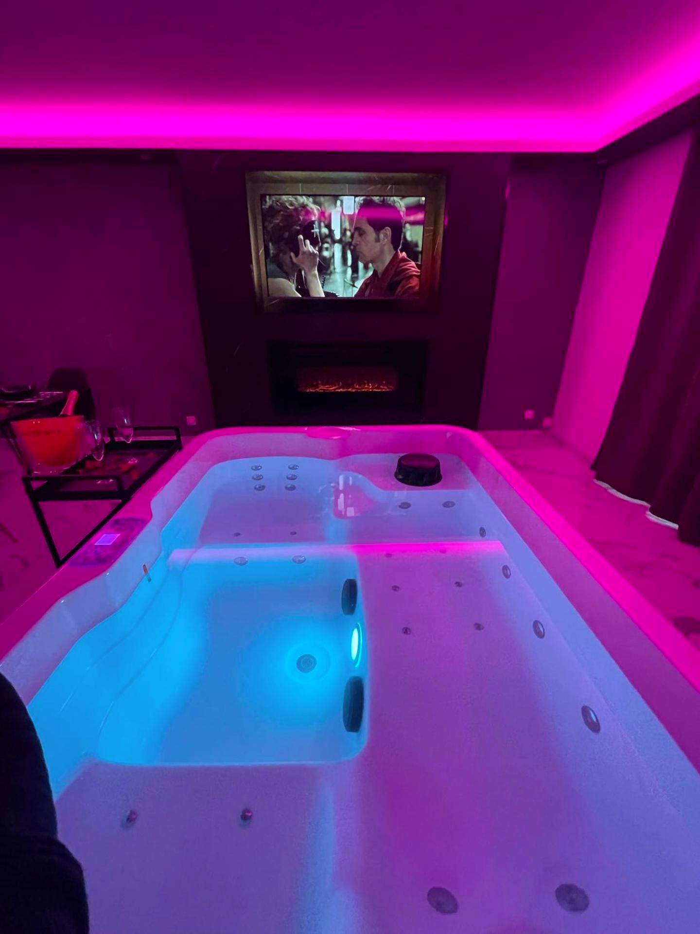 Autre vue interieure - Suite cinéma et jacuzzi privé - Melun