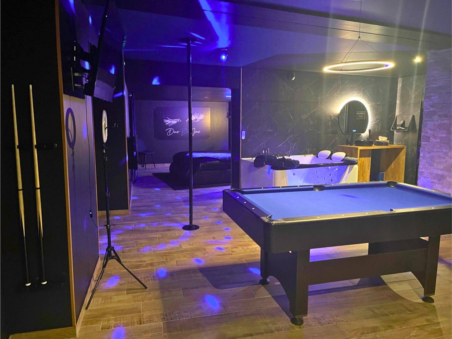 Billard et barre de pole dance sous néons bleus - Love Room Niort - Suite Cléopâtre avec balnéo & billard - Doux Bleu Jeux