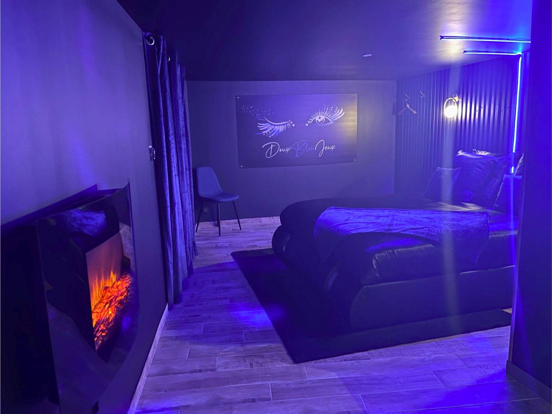 Lit double avec cheminée électrique et néons - Suite Cléopâtre avec balnéo & billard - Doux Bleu Jeux