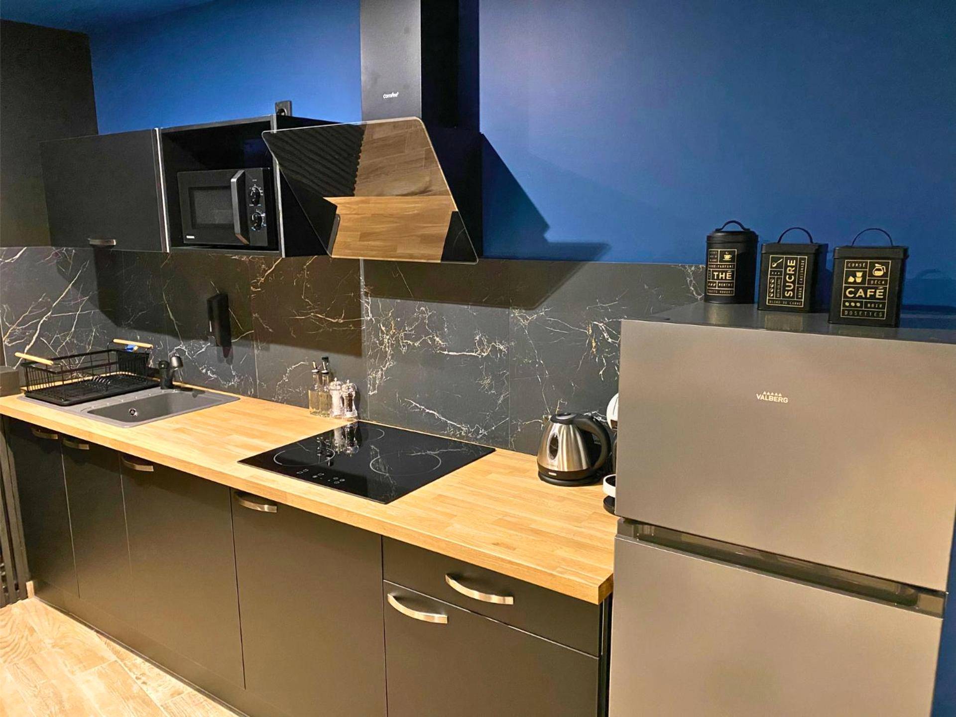 Cuisine équipée moderne avec plan de travail bois - Suite Cléopâtre avec balnéo & billard - Doux Bleu Jeux