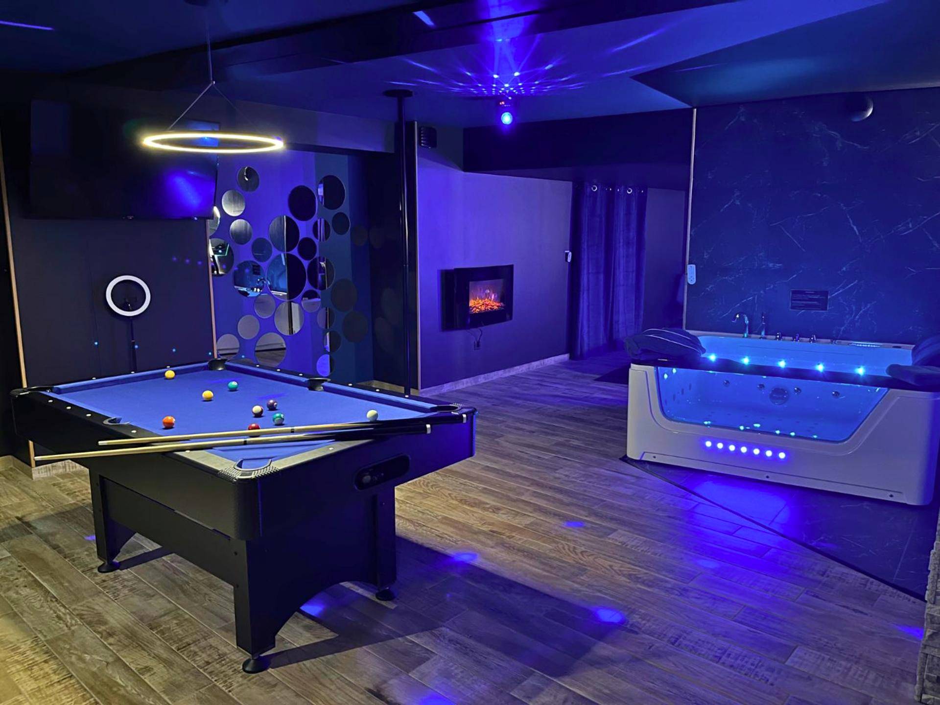 Jacuzzi privatif et billard avec éclairage LED - Suite Cléopâtre avec balnéo & billard - Doux Bleu Jeux