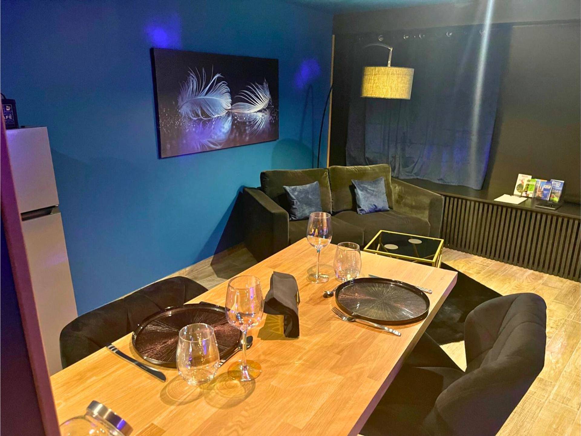 Espace repas avec table dressée et coin salon - Suite Cléopâtre avec balnéo & billard - Doux Bleu Jeux