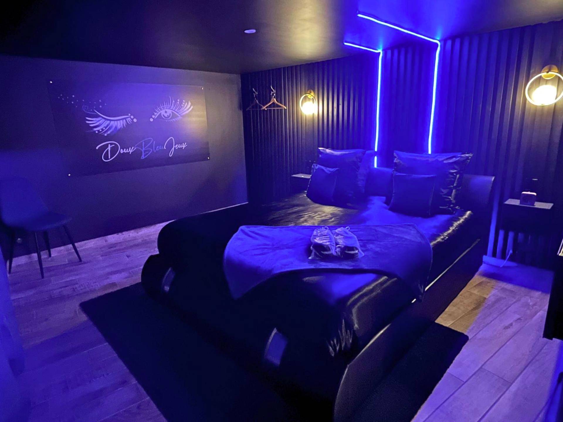 Photo du logement - Suite Cléopâtre avec balnéo & billard - Doux Bleu Jeux