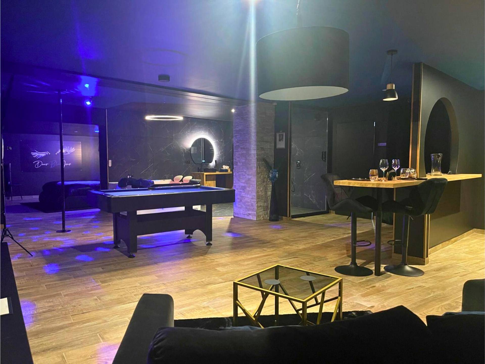 Photo du logement - Suite Cléopâtre avec balnéo & billard - Doux Bleu Jeux - Niort