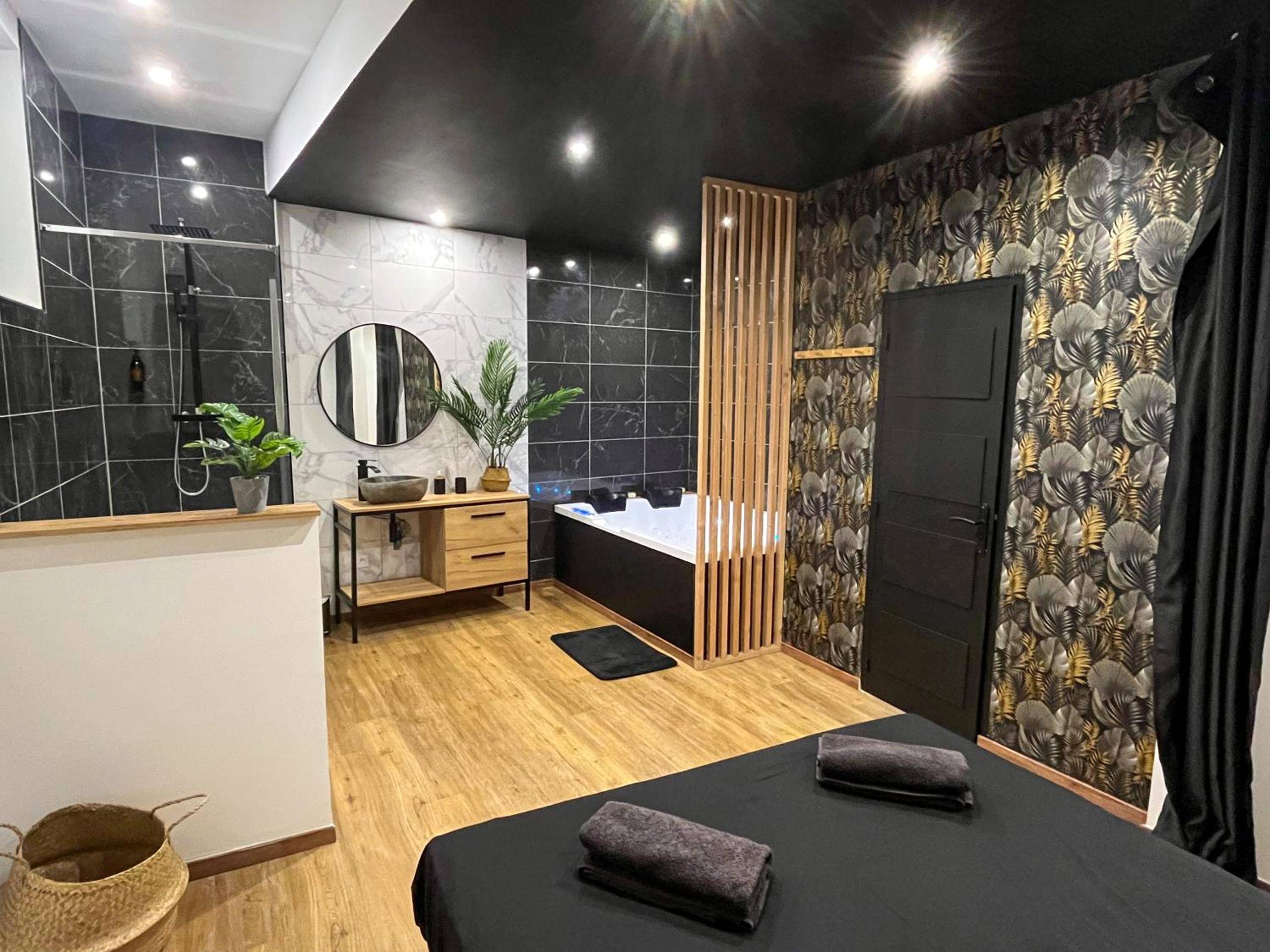 Espace bien - être avec jacuzzi et douche - Love Room Béziers - Suite cocooning & spa
