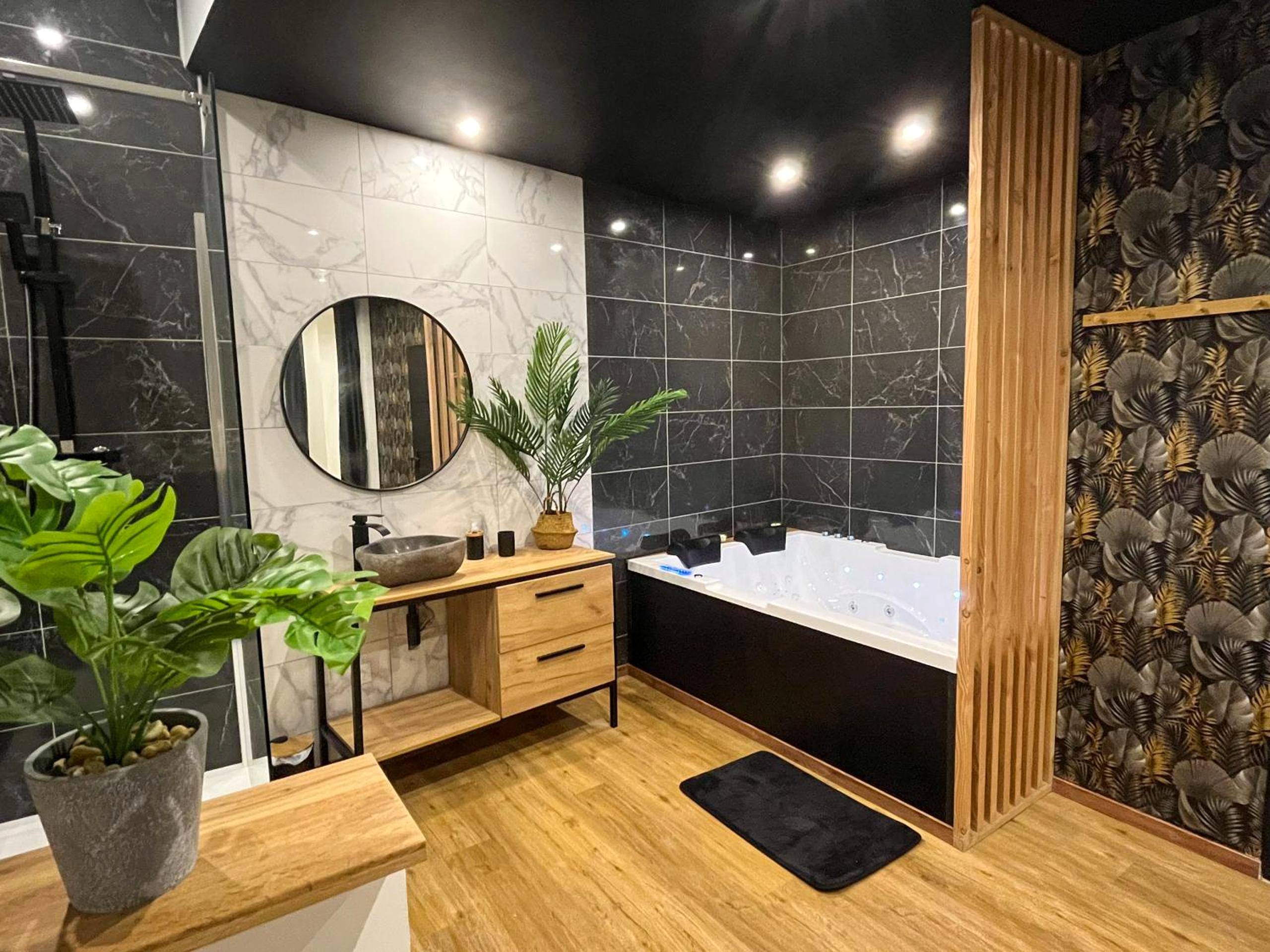 Jacuzzi privatif et meuble vasque moderne - Suite cocooning & spa