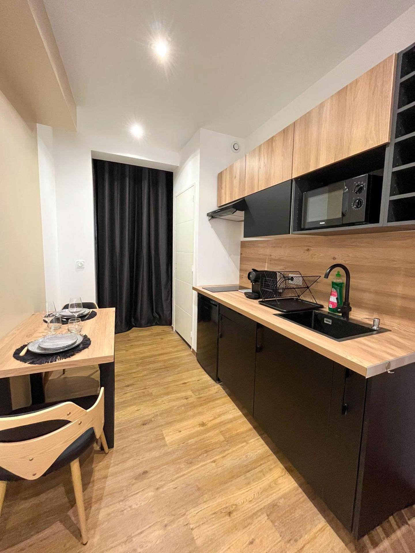 Cuisine équipée et coin repas pour deux - Suite cocooning & spa