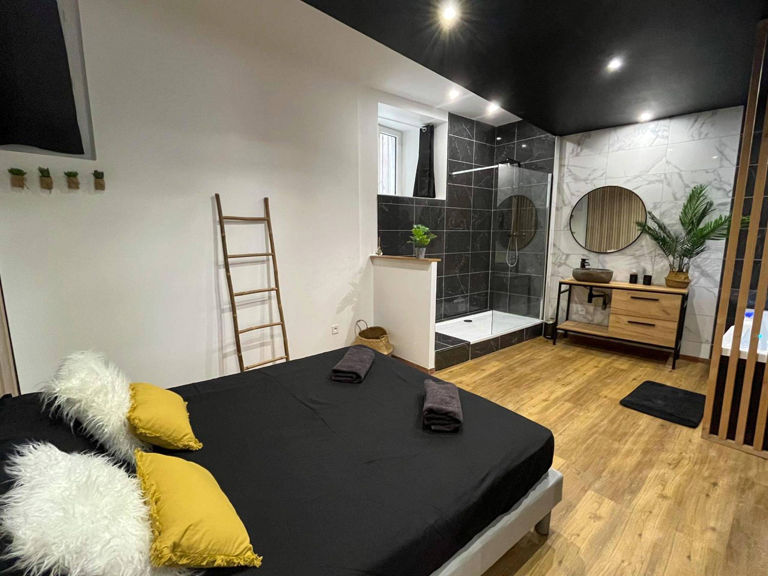 Vue d'ensemble de la chambre et salle d'eau - Suite cocooning & spa