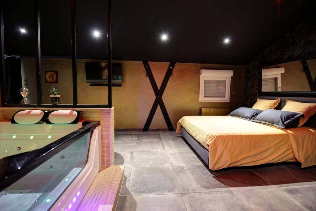 Vue du logement - Love Room Saint - Genest - Lerpt - Suite romantique avec ambiance cocooning