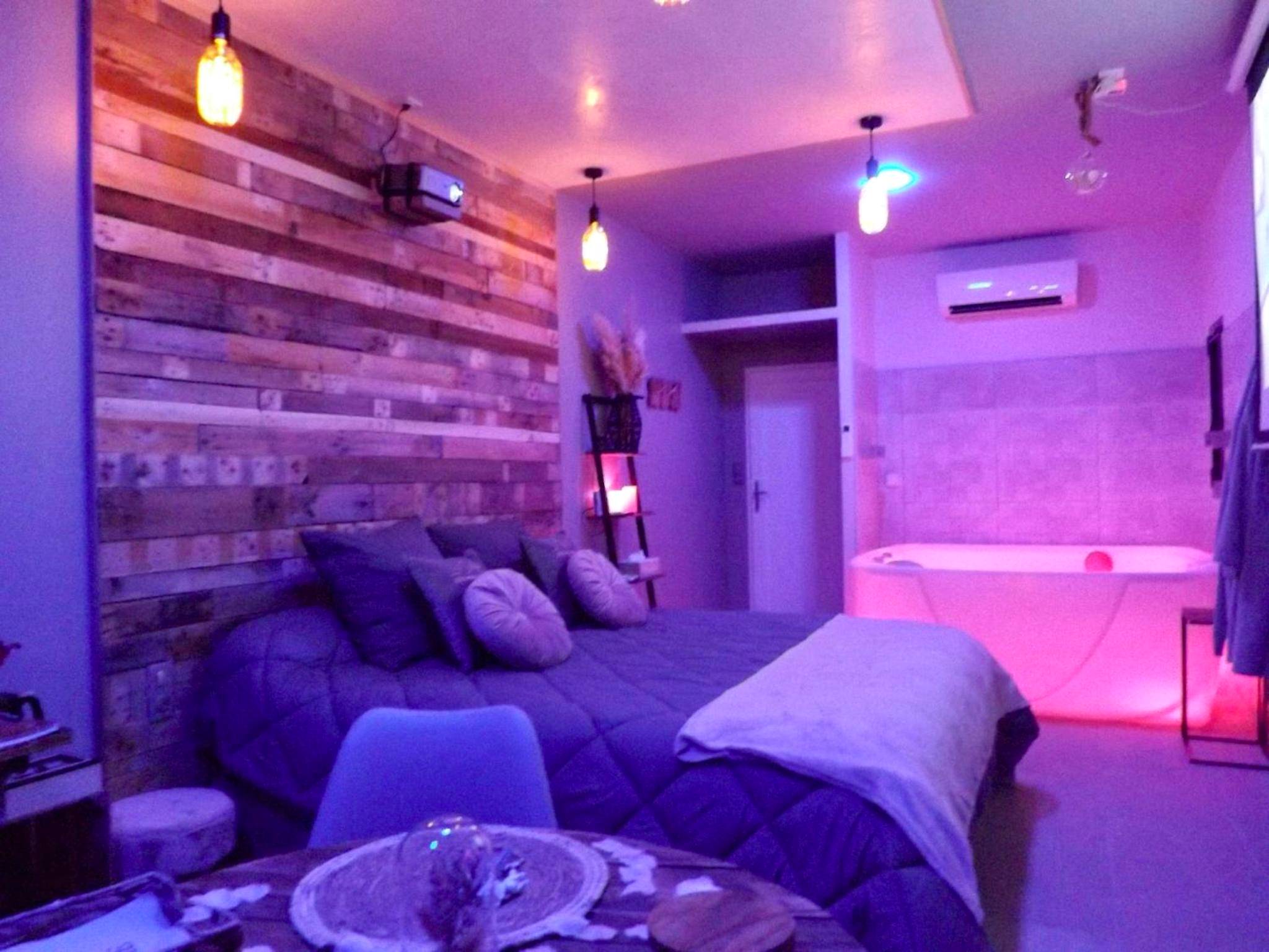 Vue du logement - Love Room Istres - La Suite Côté Pool - House Piscine, Sauna & Jacuzzi privatifs