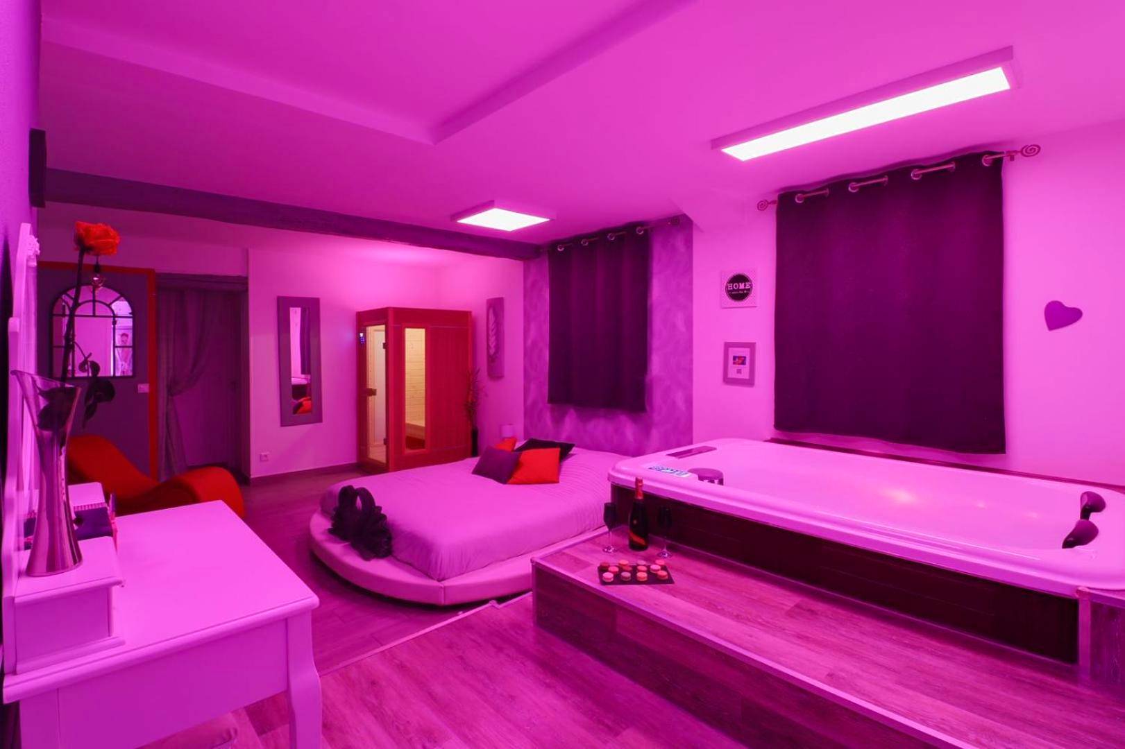 Jacuzzi privatif et lit rond en ambiance rose - Suite Cupidon - Domaine des trois châteaux