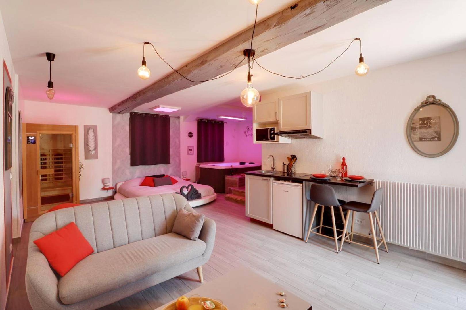 Espace salon, cuisine ouverte et coin nuit - Suite Cupidon - Domaine des trois châteaux